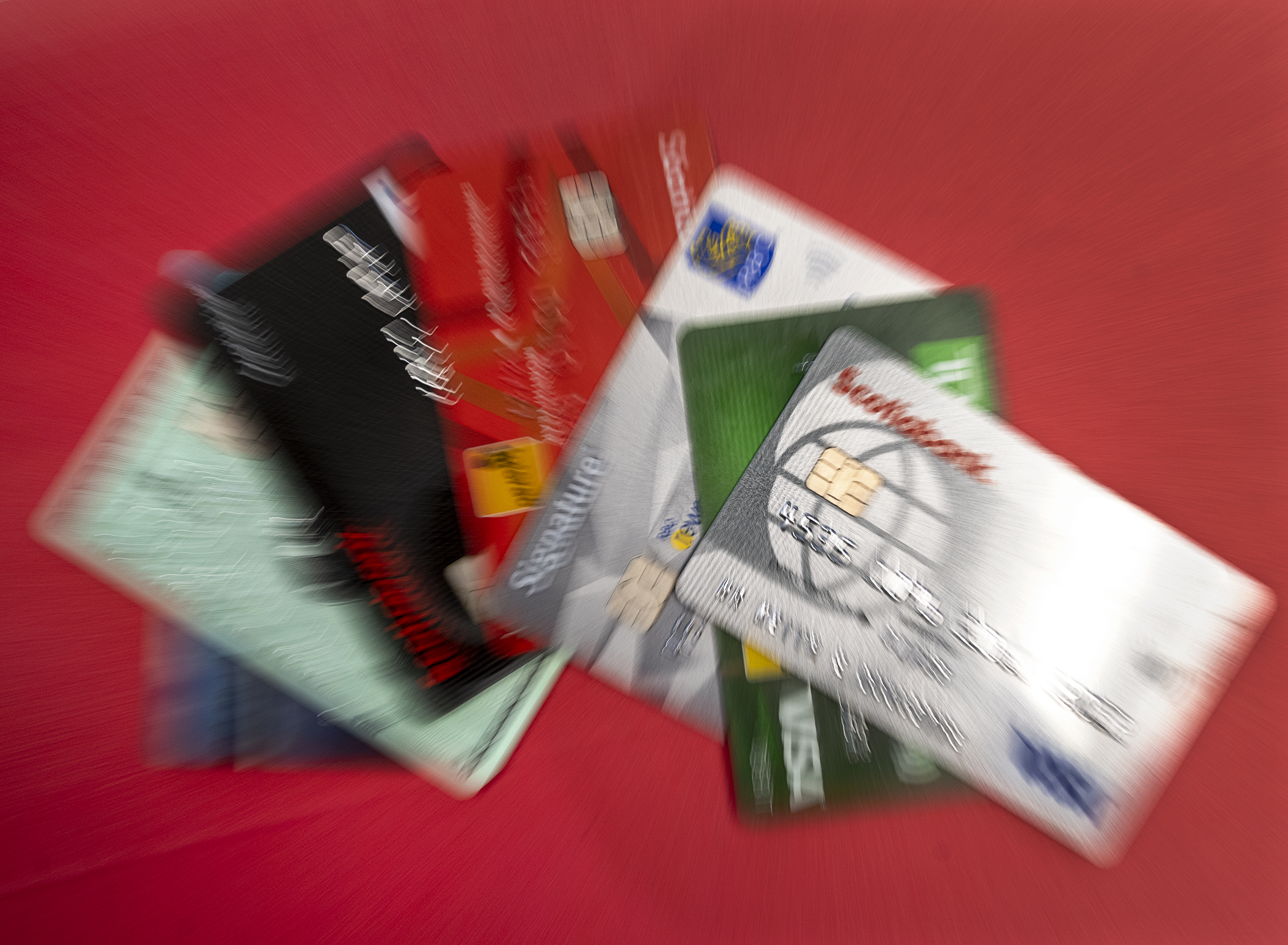 4 Charged After Credit Cards Stolen From Winnipeg Gym Lockers: Police - Beritaja