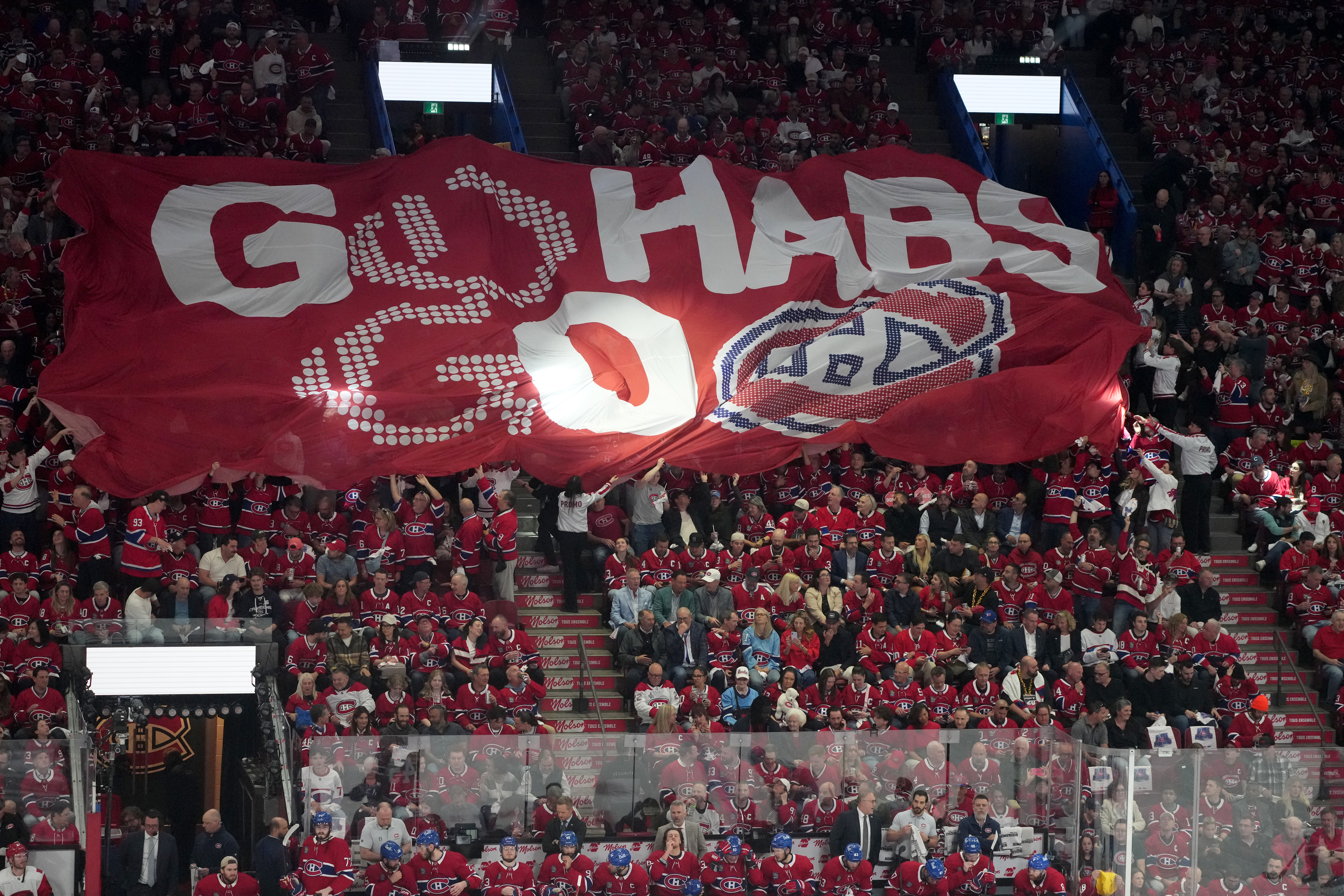 Montreal fans briefly carry U.S. anthem after mic fails before Canadiens playoff game - BERITAJA