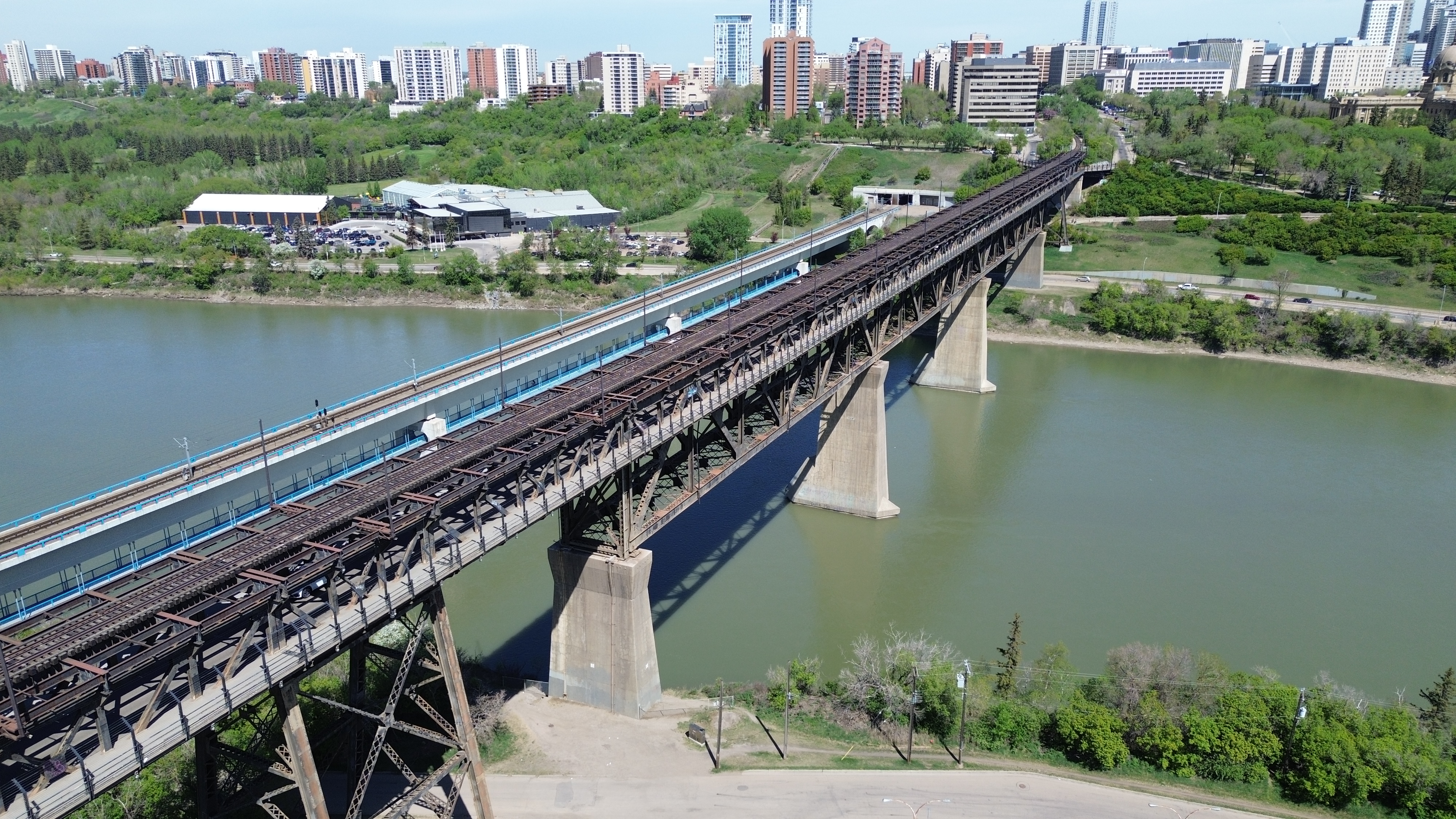 Тротоарът на High Level Bridge е затворен, след като проливен дъжд ерозира склона на брега на реката