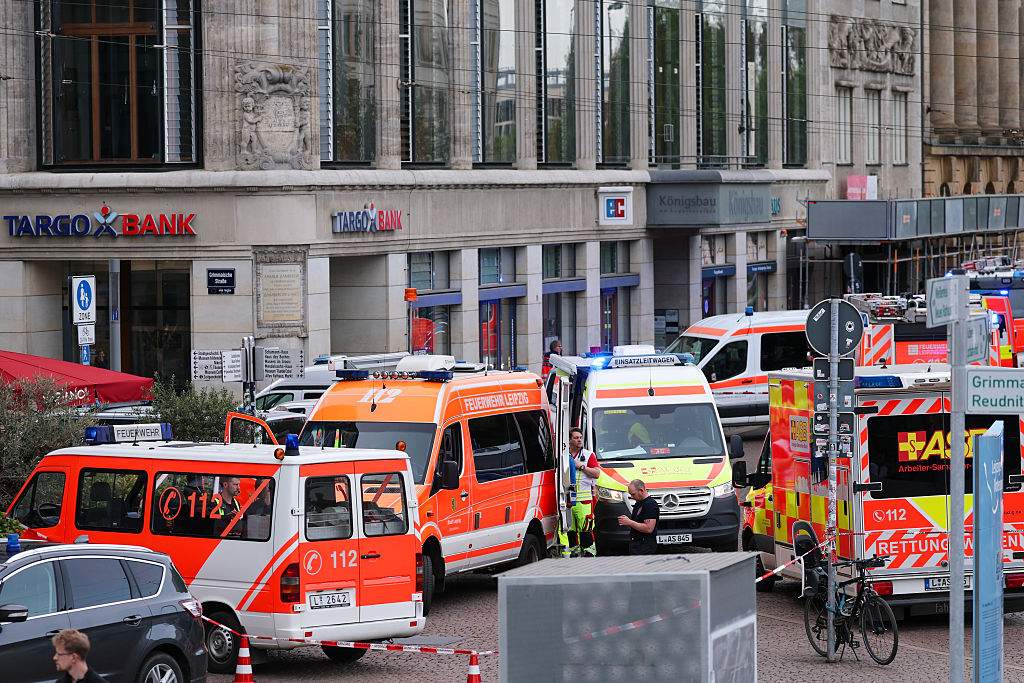 04 May 2026, Saxony, Leipzig: Emergency services stand at the entrance to Grimmaische Straße. A car has crashed into several people in Leipzig. Photo: Jan Woitas/dpa.