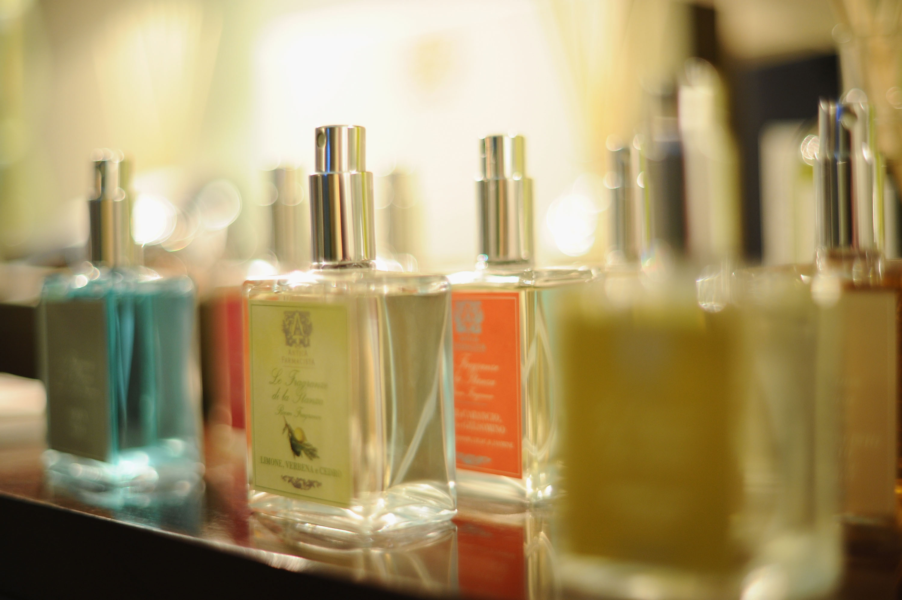 Police Charge 4 People After Fragrances Stolen Across Hamilton - Beritaja