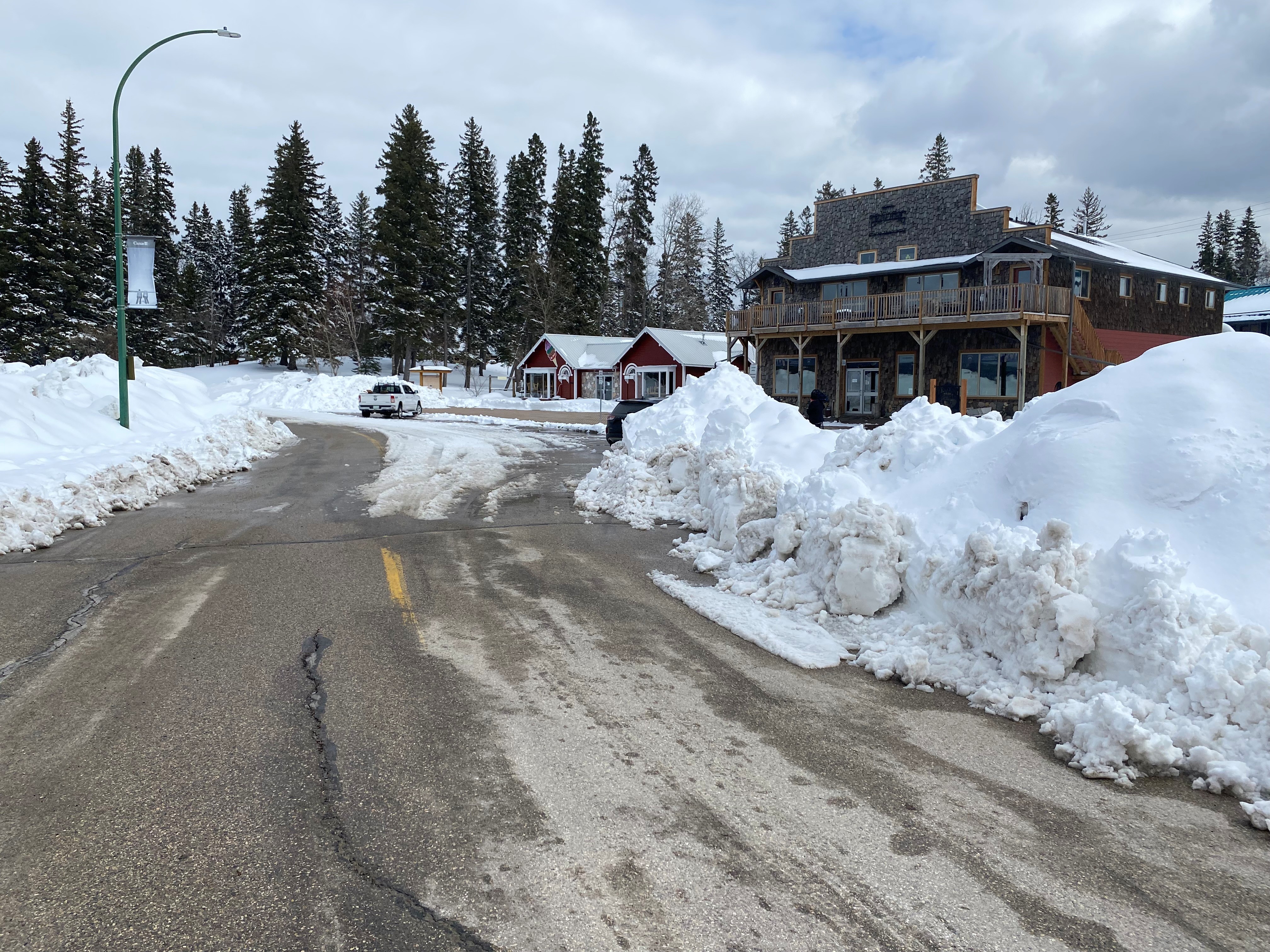 Snow Nearly Gone As Waskesiu Businesses Gear Up May Long Weekend - Beritaja
