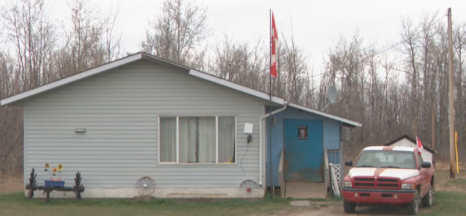 דגלי קנדה מתנוססים מבית ומשאית ב-Sturgeon Lake Cree Nation ב-6 במאי 2026.