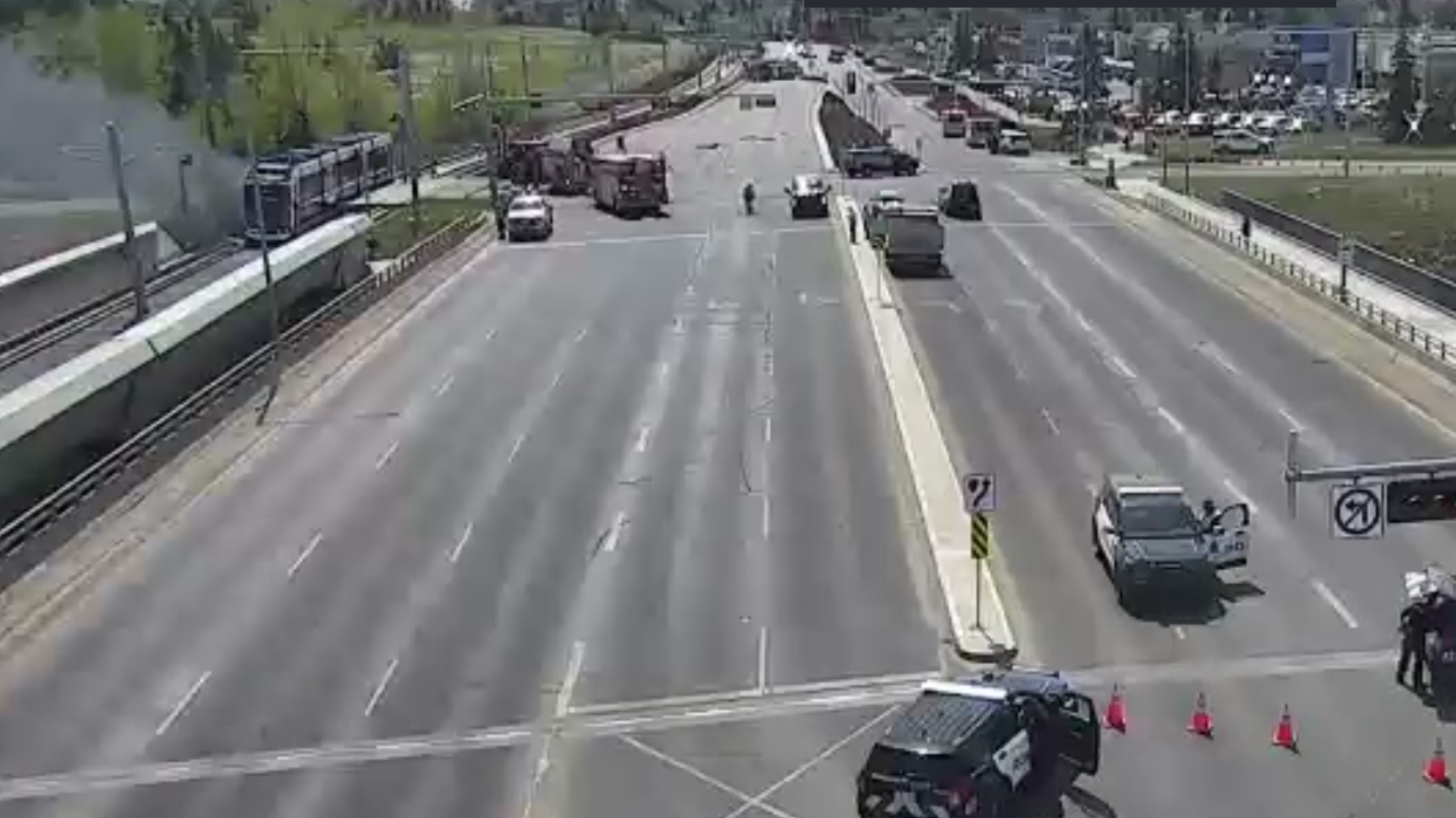 Fiery Collision Between Vehicle And Valley Line Lrt Shuts Down Whitemud Overpass - Beritaja
