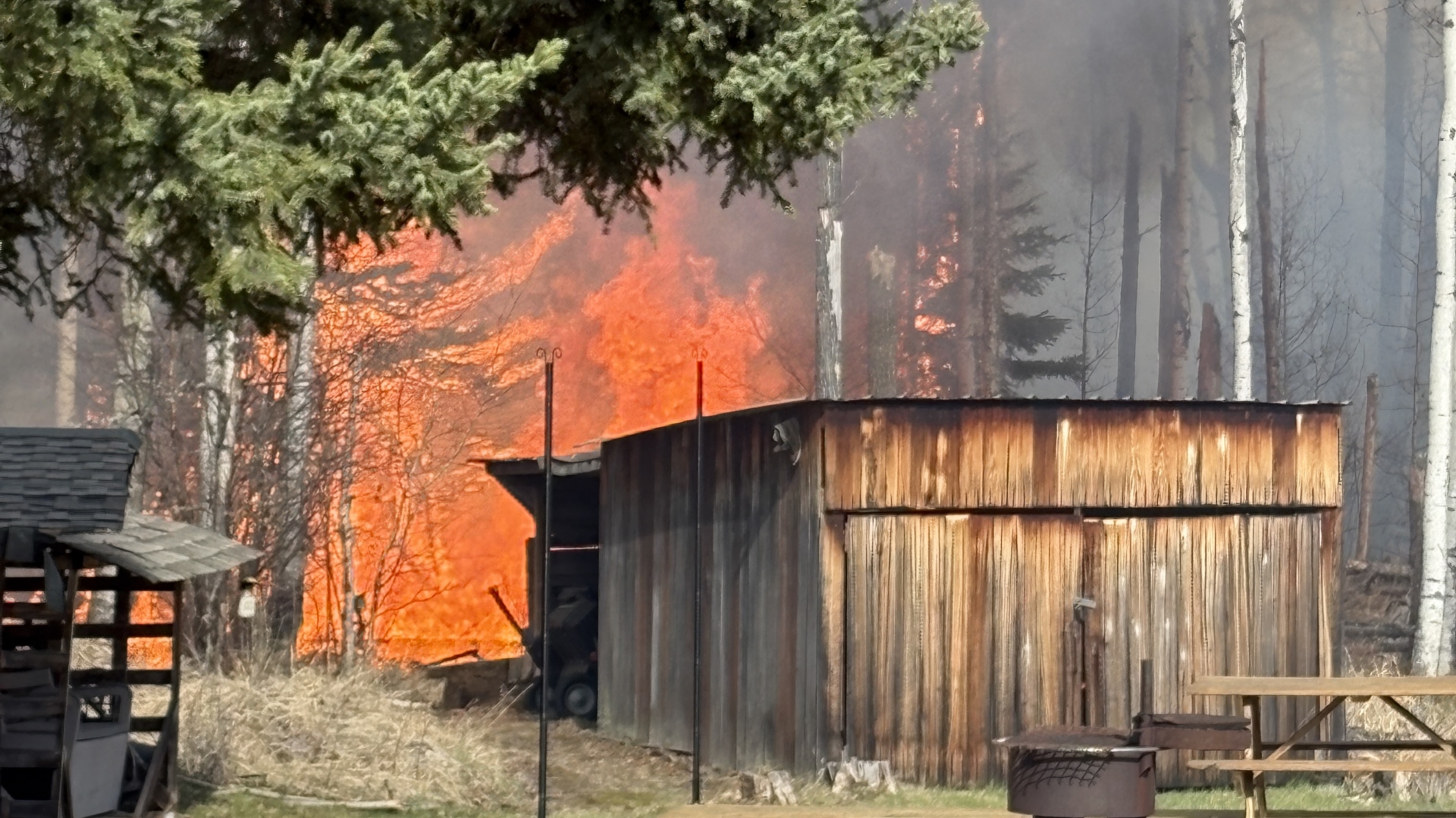 About 100 Woodlands County Families Forced Out Of Homes Due To Wildfire - Beritaja