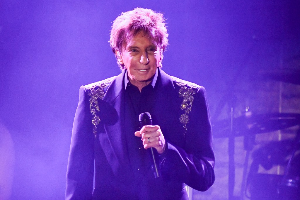 Barry Manilow Postpones Las Vegas Shows Again For Cancer Treatment Recovery - Beritaja