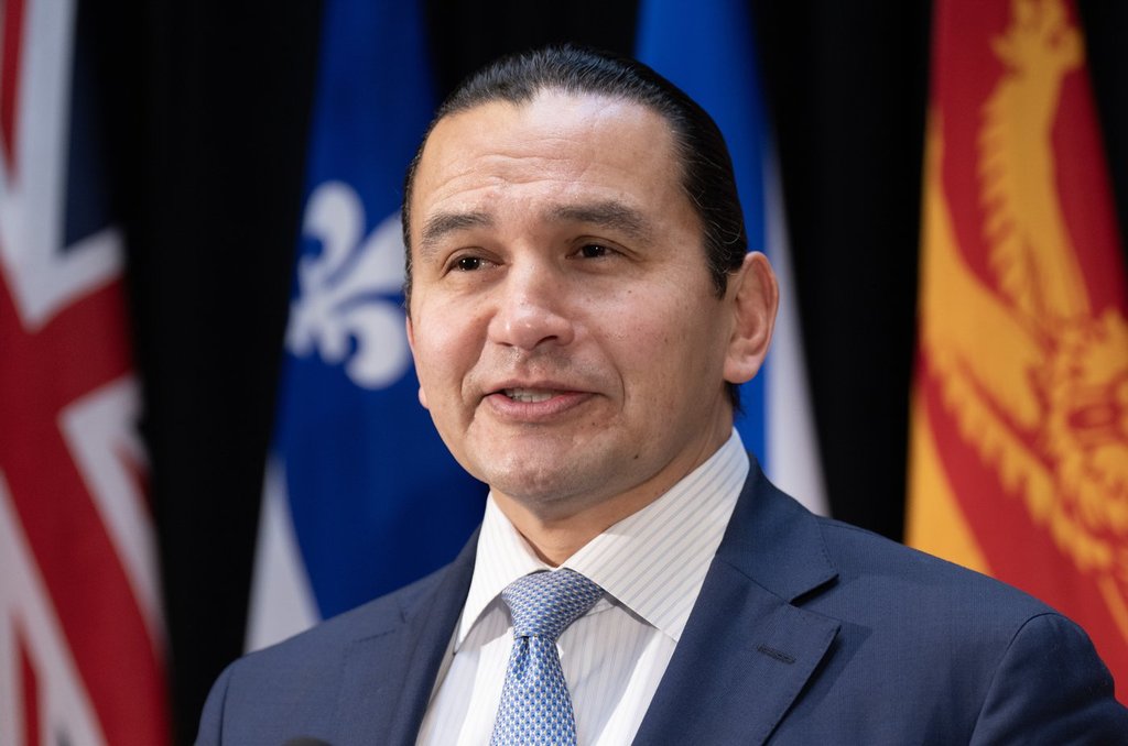 Manitoba Could Have Commissioner Enforce Planned Social Media Ban For Kids: Kinew - Beritaja