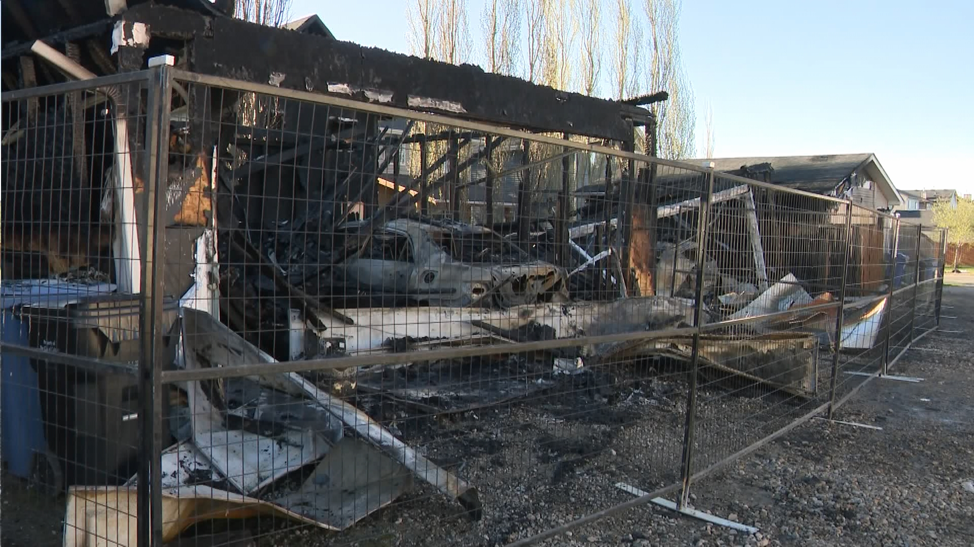 Several Garages Destroyed, Homes Damaged By Overnight Fire In Southwest Calgary - Beritaja