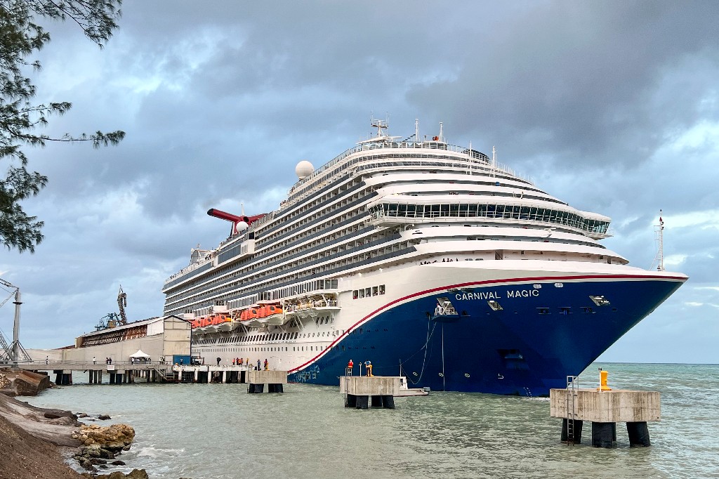 Мъж от Флорида съди Carnival Cruise Line за 5 милиона долара за предполагаеми изгаряния от гореща палуба