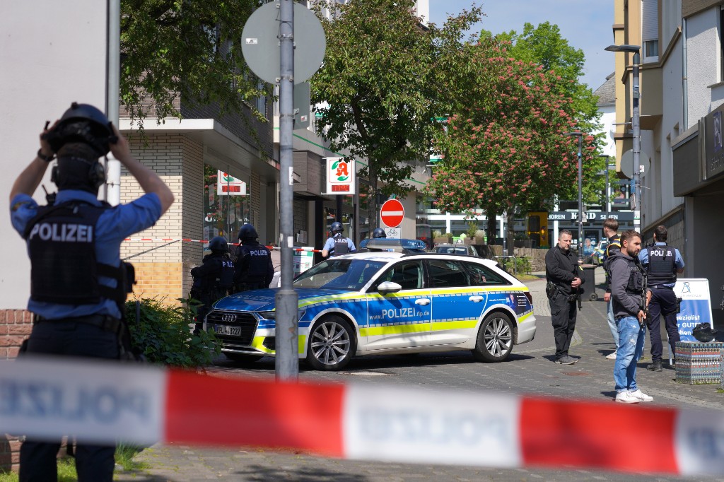 Hostage Situation Unfolding At A Bank In Western Germany, Police Say - Beritaja