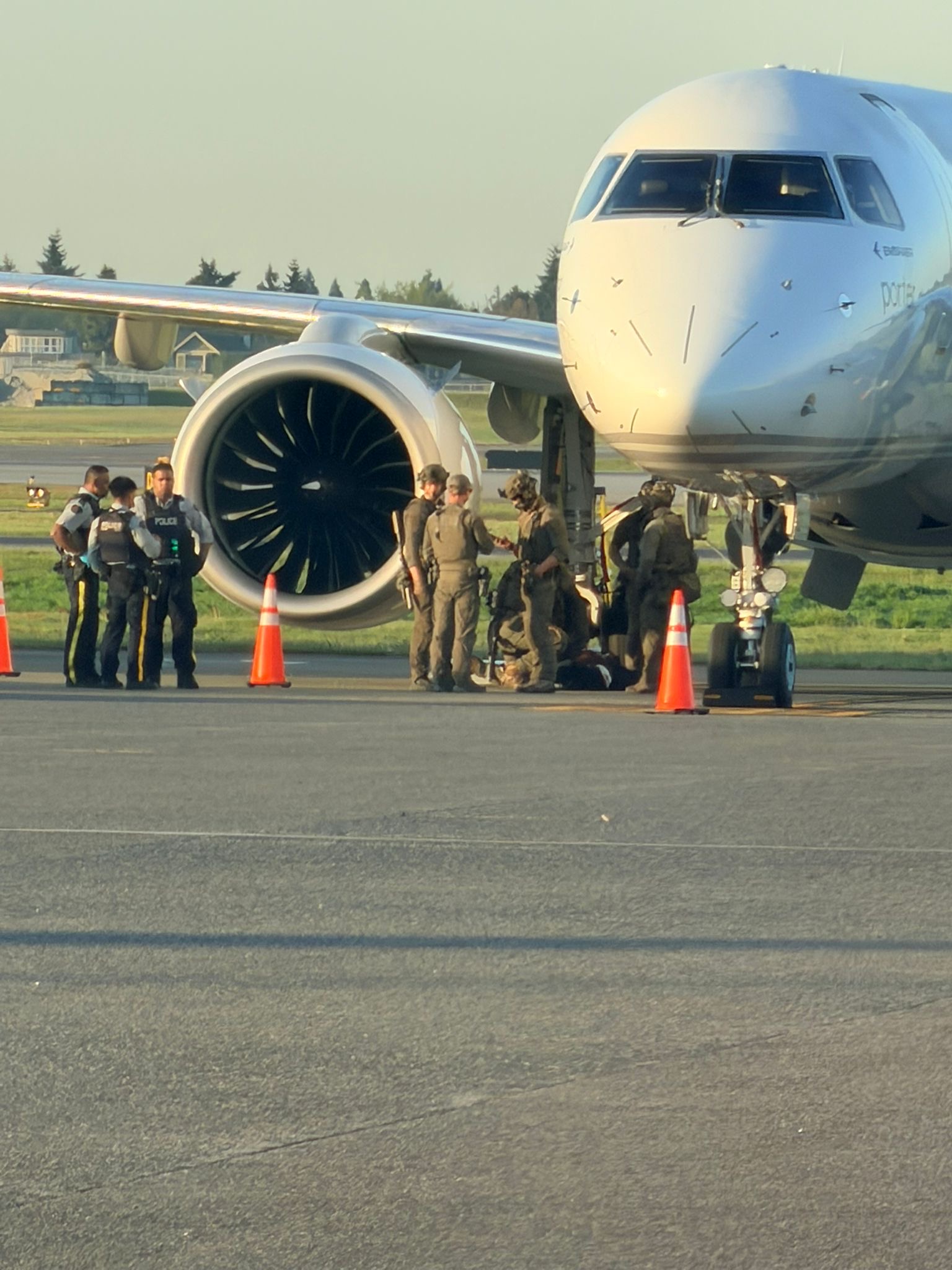 Пробив в сигурността на YVR, тъй като мъж е „достъпил“ до самолет близо до терминала