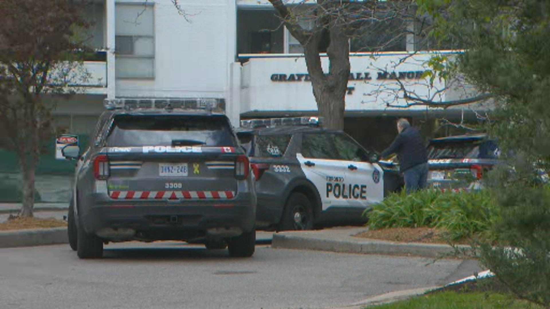 Toddler dies after falling from North York apartment building: police