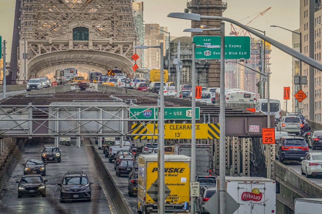 2 Dead In Head-on Scooter, Bicycle Crash On New York Bridge - Beritaja