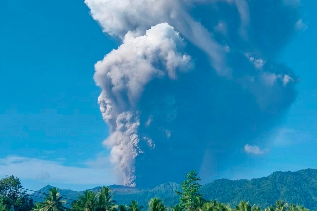 3 Hikers Dead After Volcano Eruption In Indonesia At Mount Dukono - Beritaja