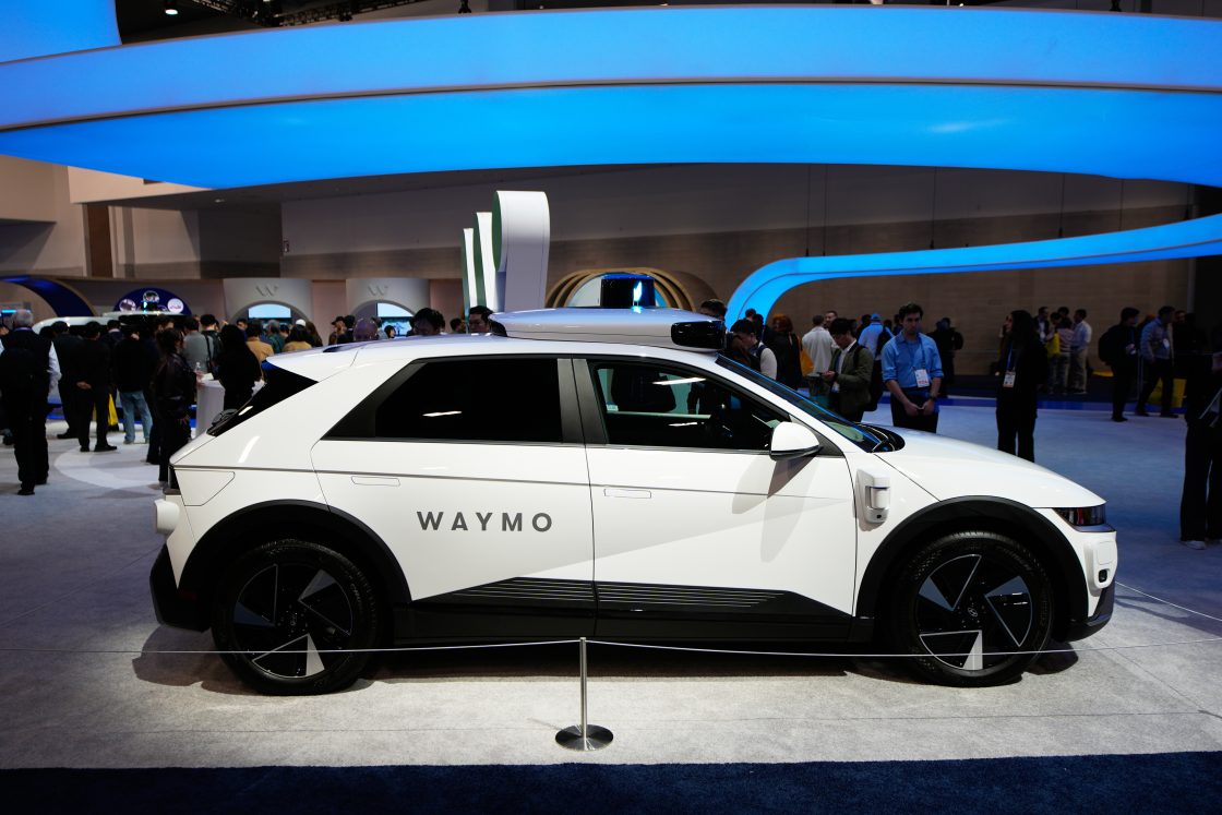 Waymo Recalls Entire Driverless Fleet To Fix Flood Risk Malfunction - Beritaja