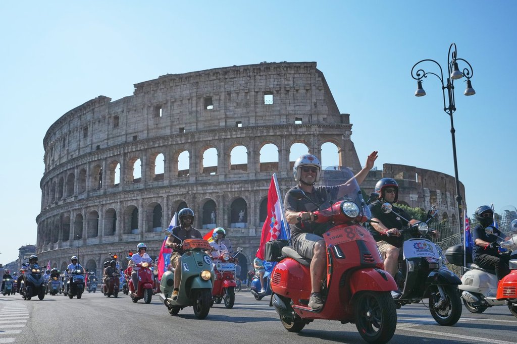 Хиляди Vespa препълват историческия център на Рим, за да отбележат 80-ата годишнина на емблематичния скутер