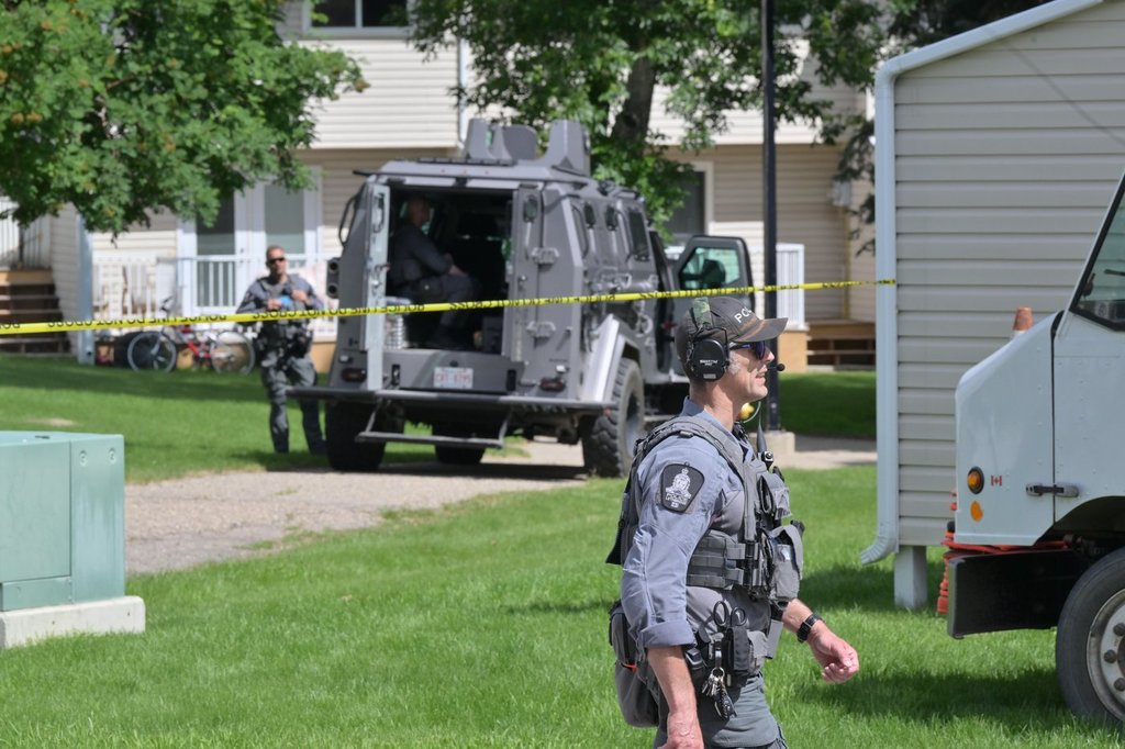 Neighbour Shaken After Police Search Alberta Apartment Linked To Montreal Shooting - Beritaja