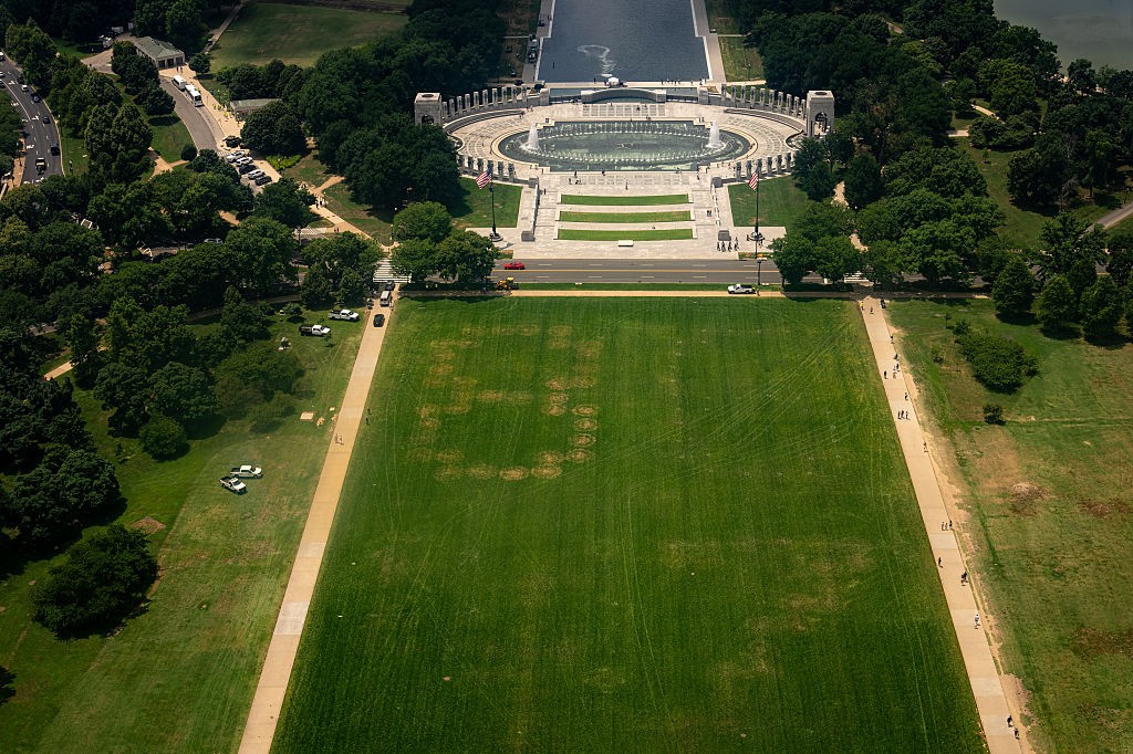 Властите на САЩ разследват гиганта „8647“, отбелязан върху тревата на National Mall