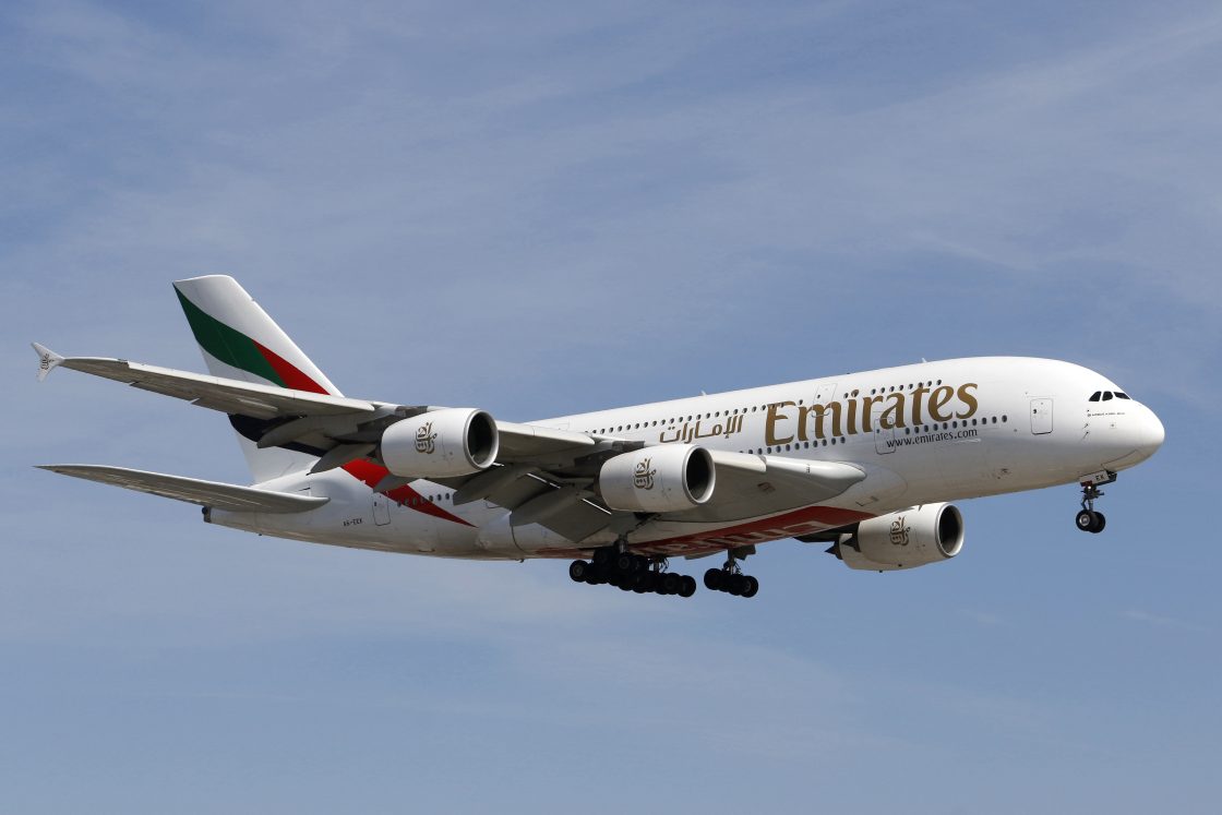На Airbus беше наредено да провери самолетите A380, след като регулаторите съобщиха за пукнатини в крилата