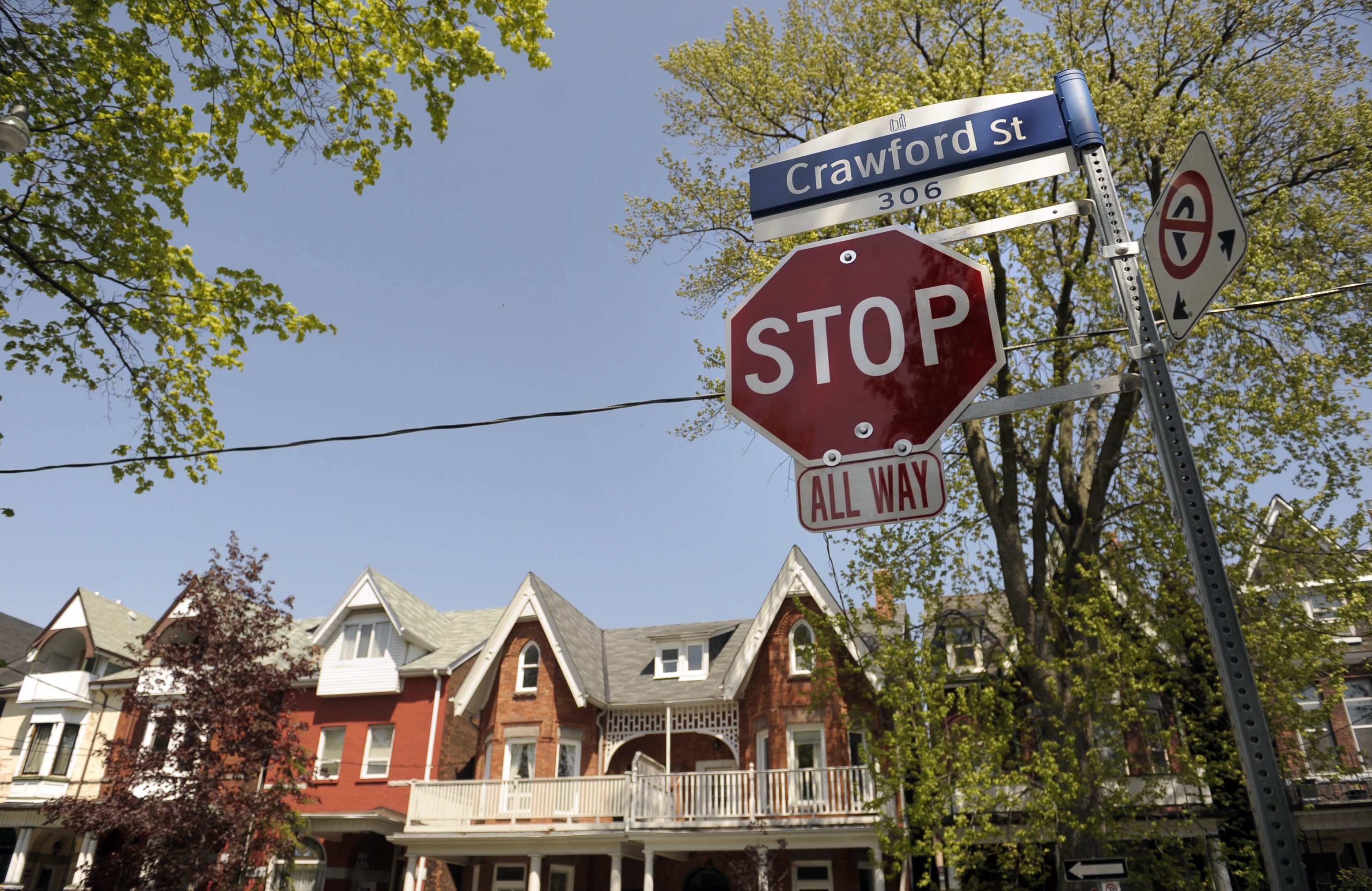 Police tackle Toronto cyclist after he allegedly blew through stop sign - BERITAJA