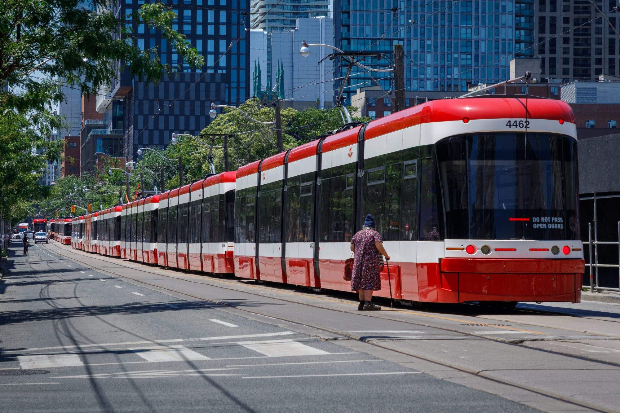 Police still looking for suspect 2 weeks after unprovoked Toronto streetcar assault