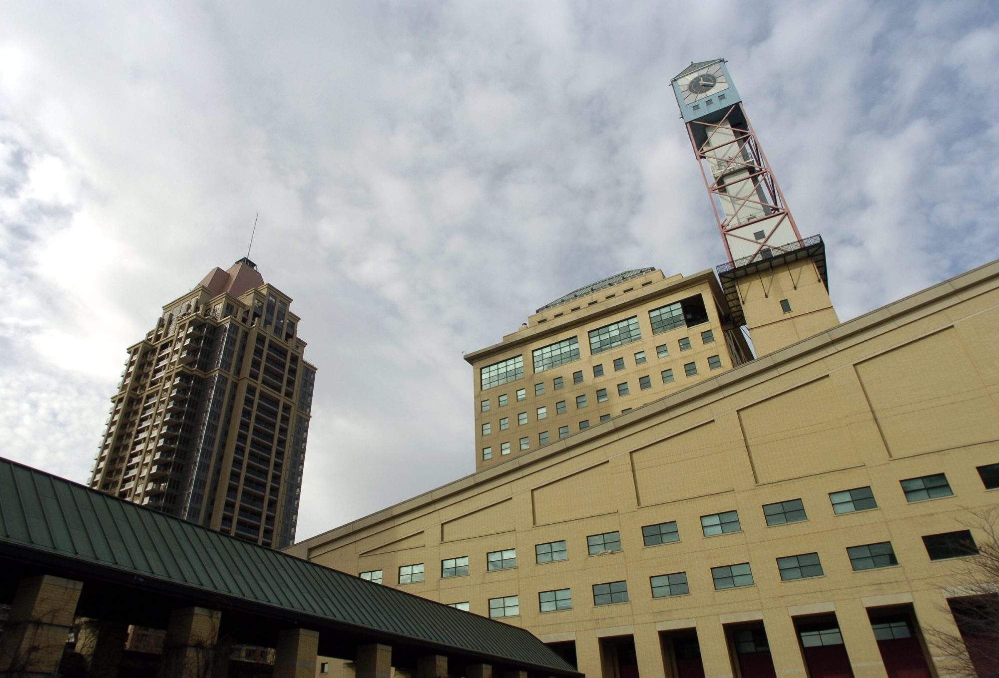 Ontario city, local restaurant file lawsuits against each other over arena naming deal