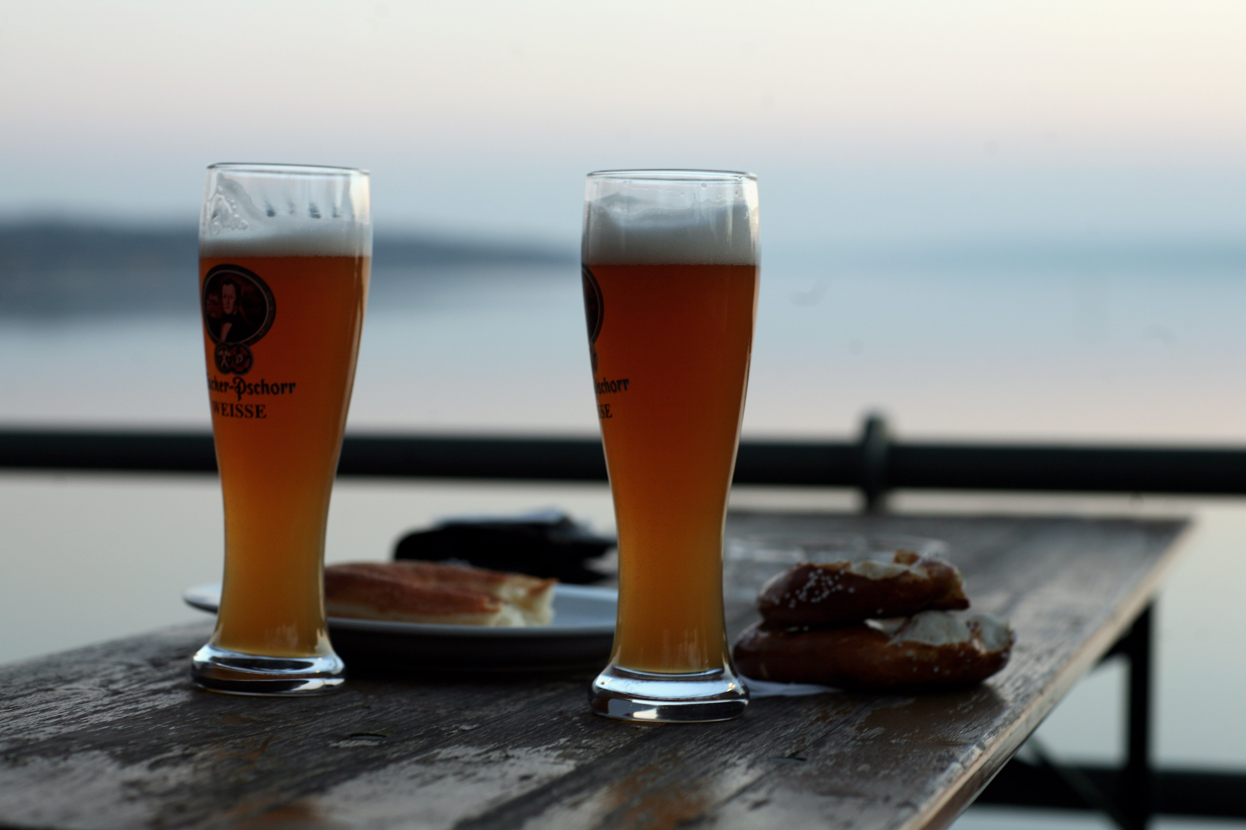 Brewskies за закуска: Баровете и ресторантите на Алберта вече имат право да сервират алкохол в 6 сутринта