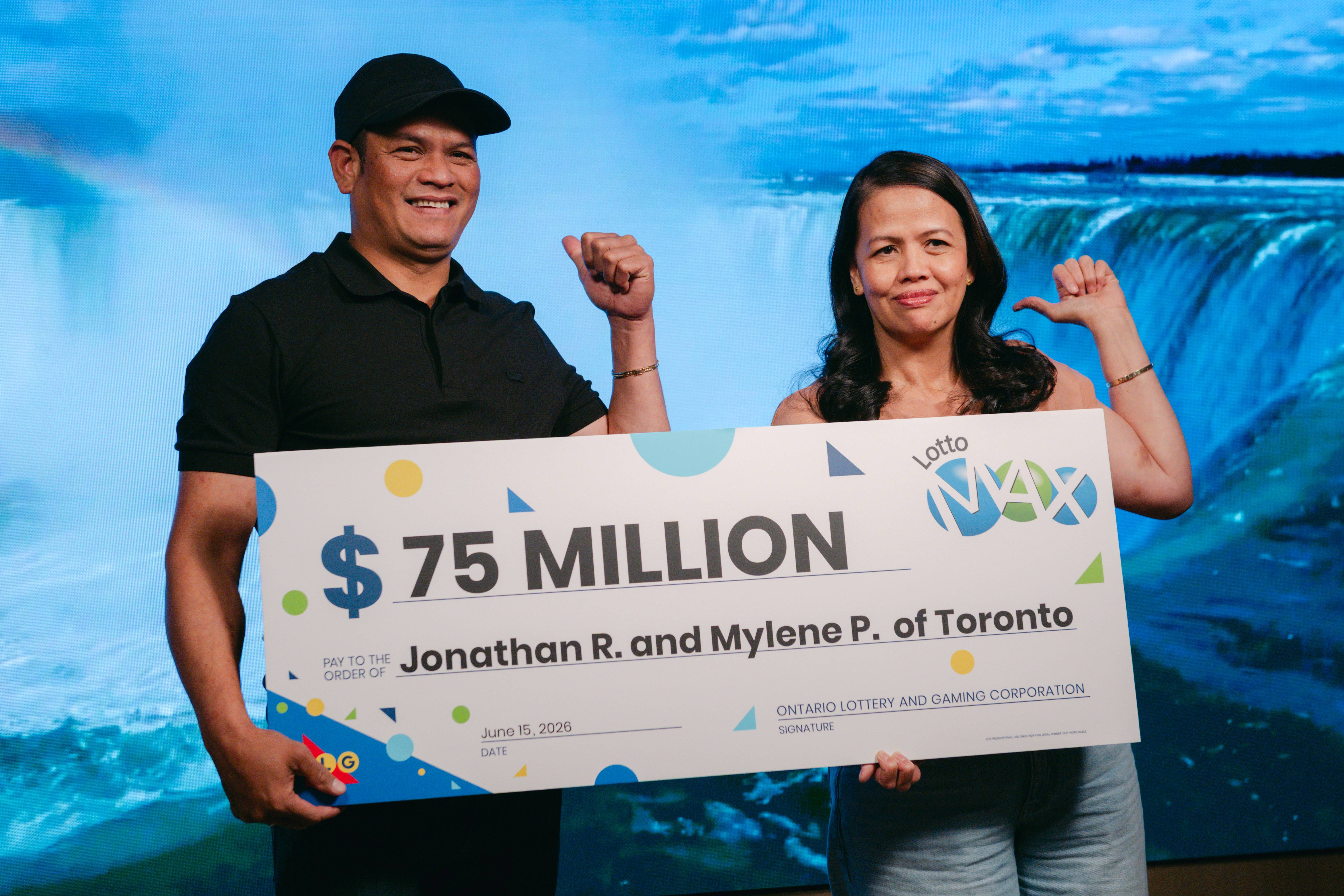 Братя и сестри стават първото дуо брат-сестра, спечелило $75 милиона Lotto Max джакпот с OLG