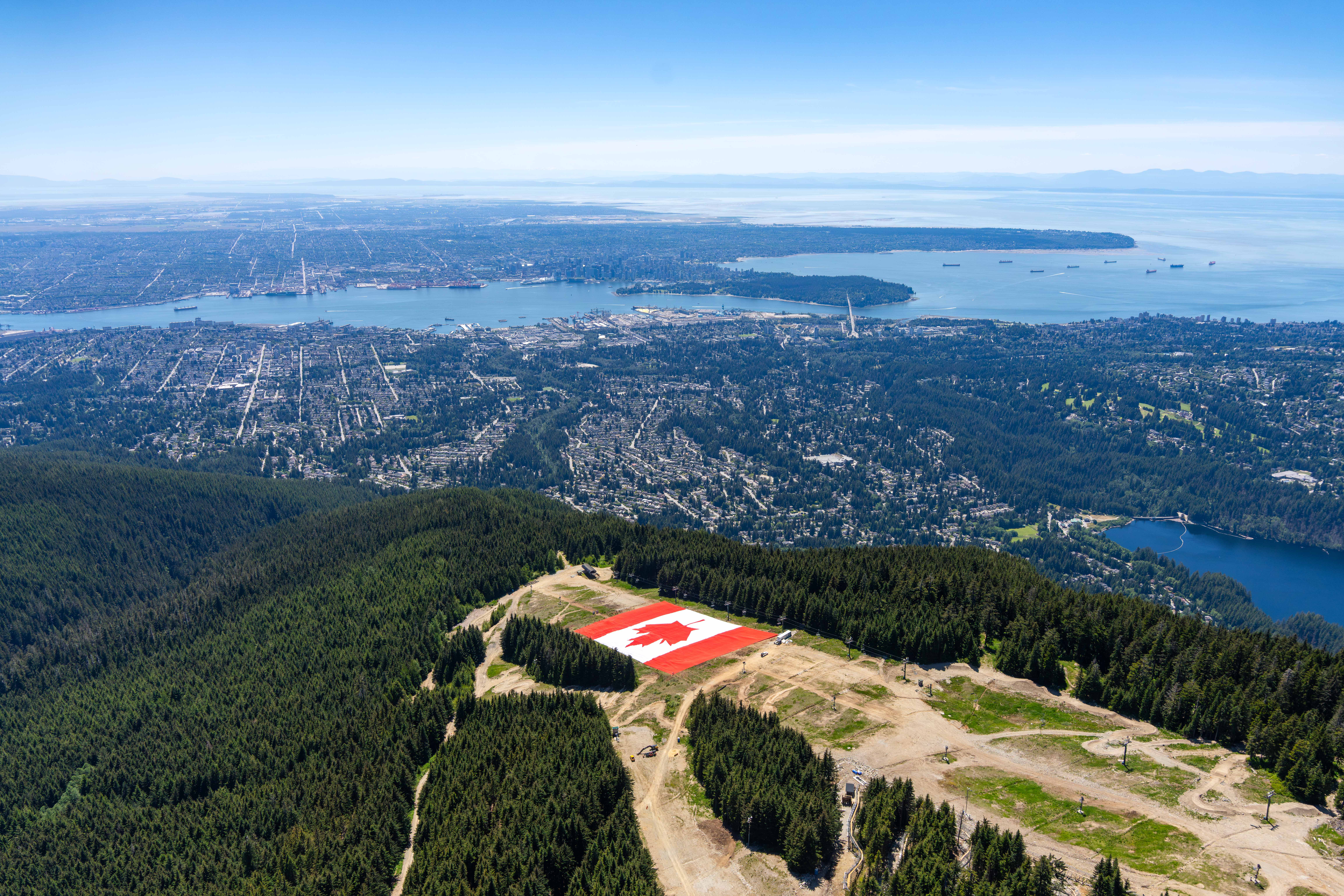 Grouse Mountain разкрива гигантски канадски флаг като началото на Световната купа на FIFA