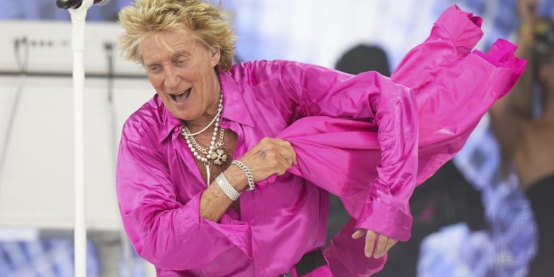 Rod Stewart uses oxygen tank on stage, says he nearly fainted