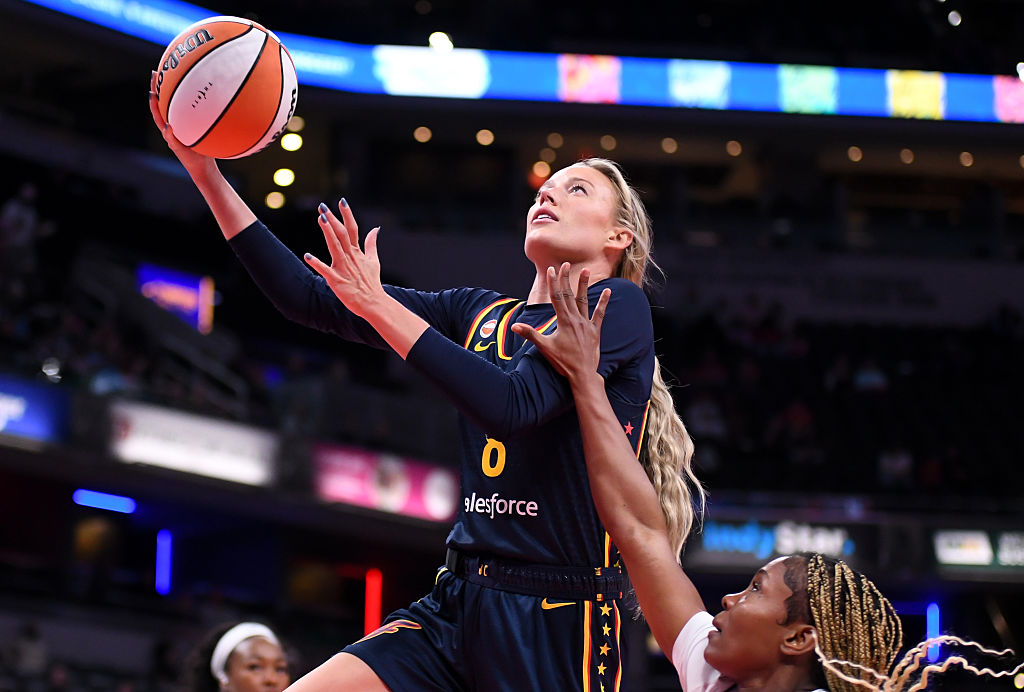 Мъж е обвинен в преследване и тормоз на играчката на WNBA Софи Кънингам