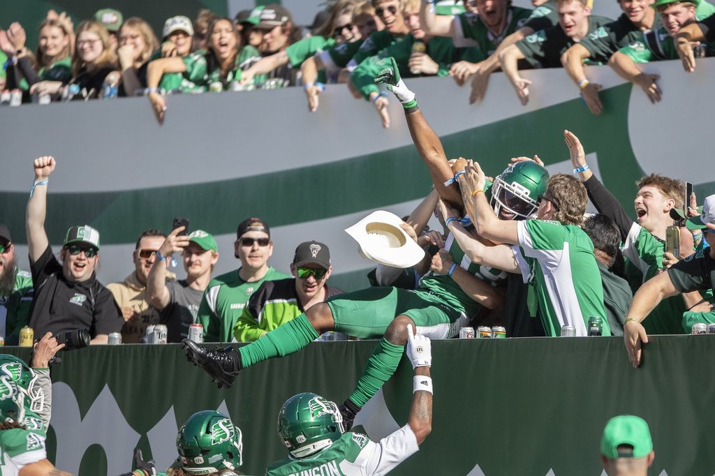 Емилус вкарва три TD като Roughriders преднина на Lions