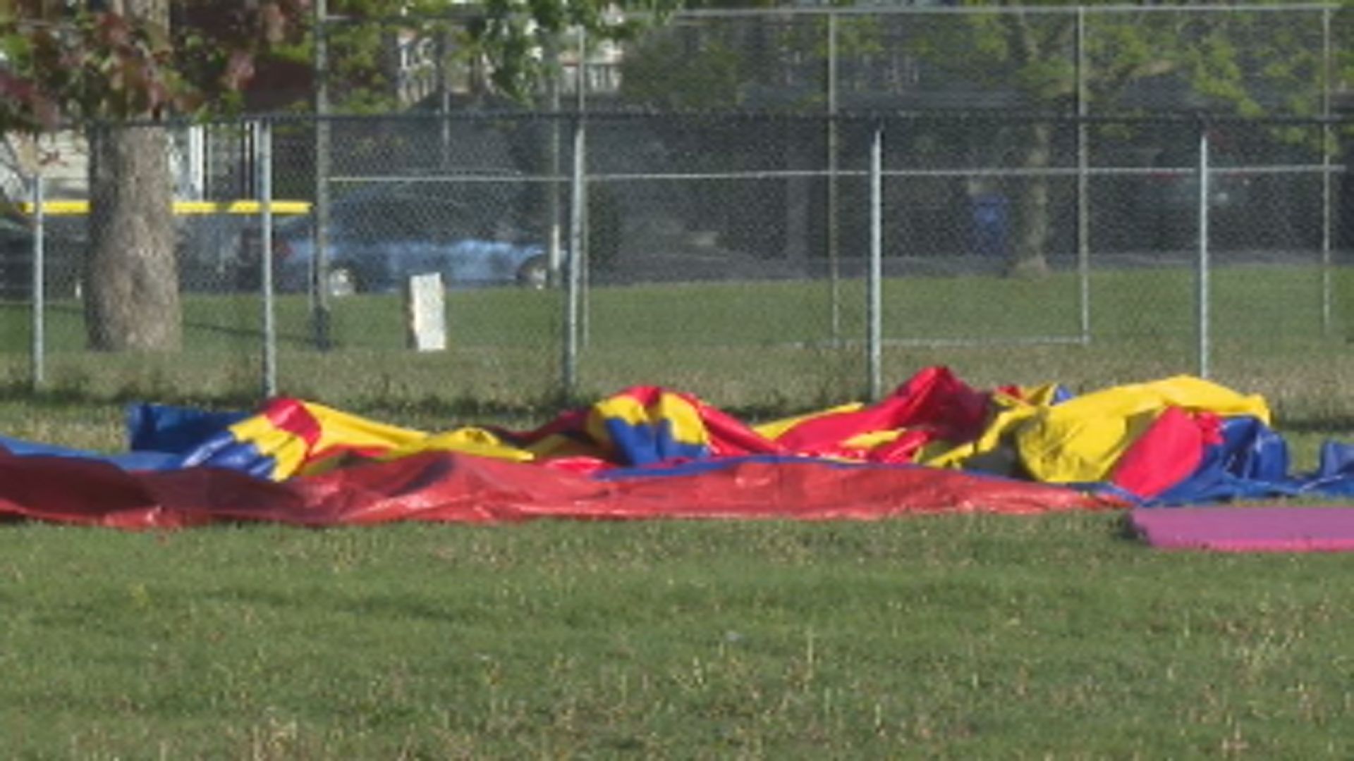 Child, 3, dies from injuries after bouncy castle swept up by wind in Montreal - BERITAJA
