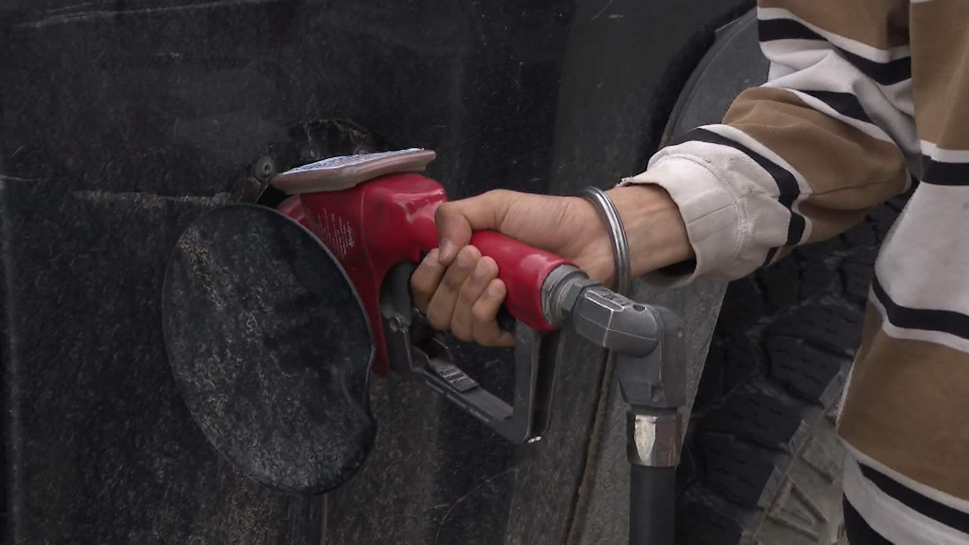 Oil prices plummet on hopes of increased supply, high gasoline prices persist