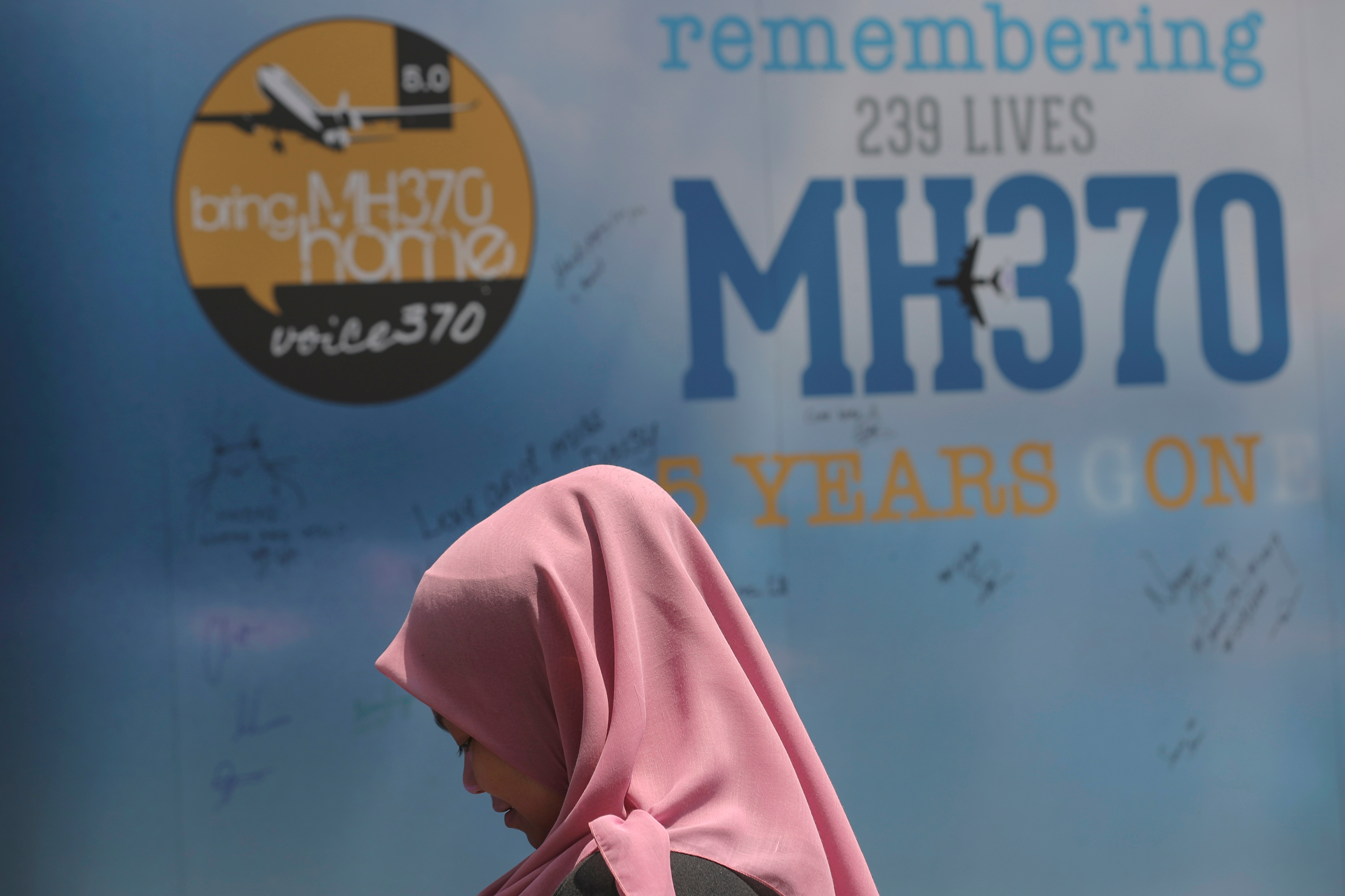 Търсенето на останките от полет MH370 е удължено с още една година