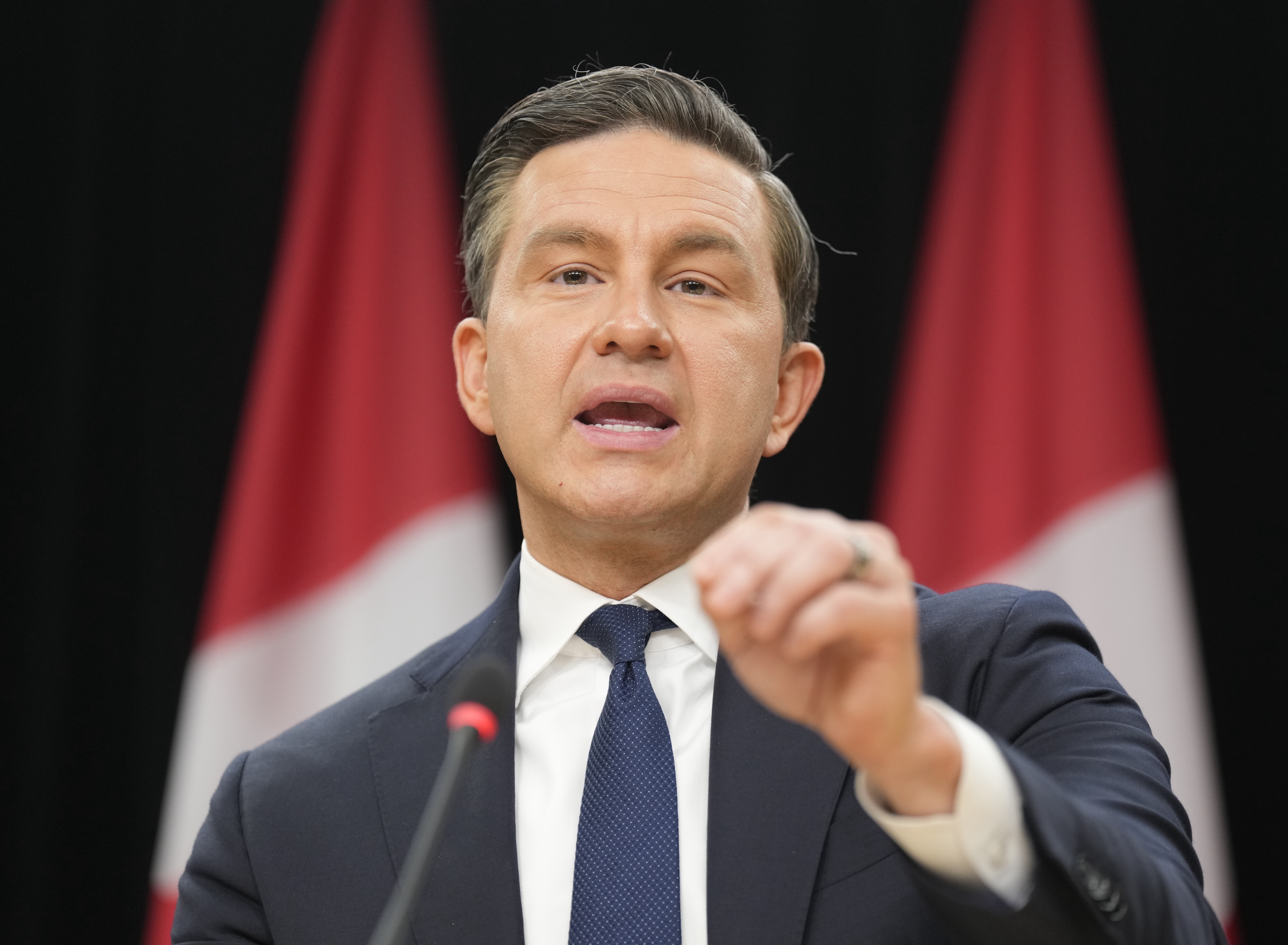 Poilievre моли комисията по етика да проучи плана за закупуване на непродадени B.C. condos