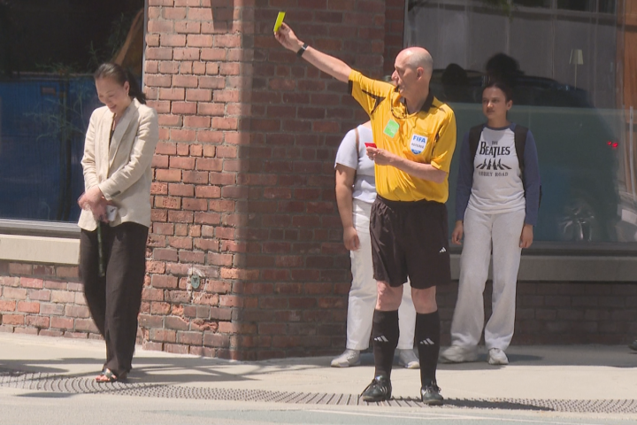 'Traffic referees' officiating Toronto streets during rush hour