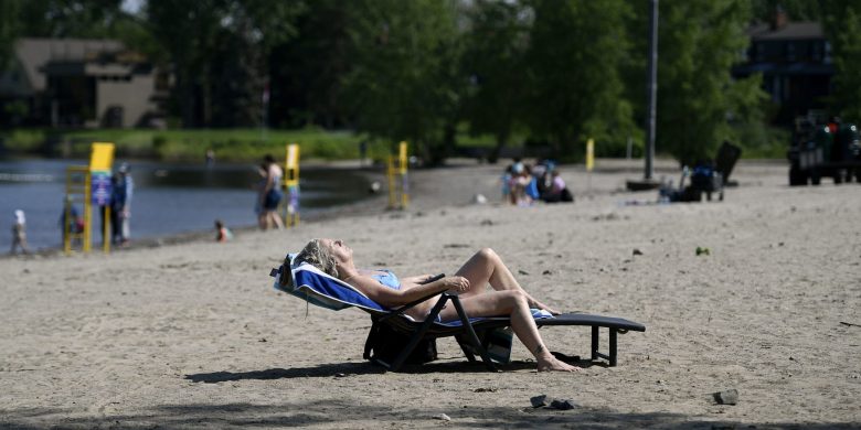 Tanmaxxing: Why tanning is making a comeback despite the health risks