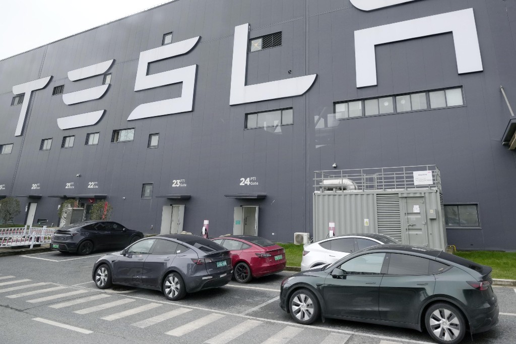 Семейство на жена, убита след като Tesla се разби в дома й, съди компания, шофьор