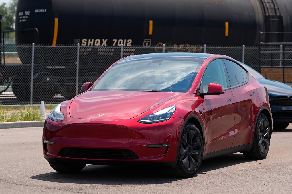 Жена загина, след като Tesla в режим на автопилот се разби в дом в Тексас