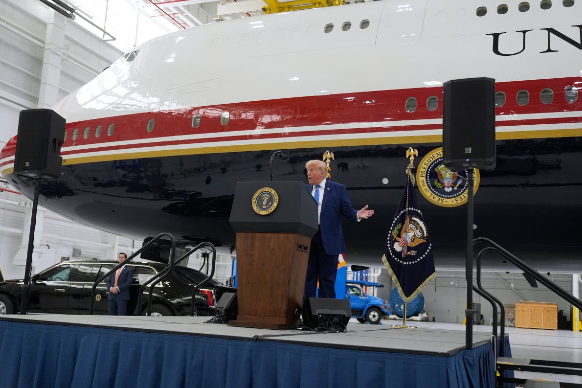 Тръмп разкрива нов Air Force One, преустроен луксозен самолет, подарен от Катар
