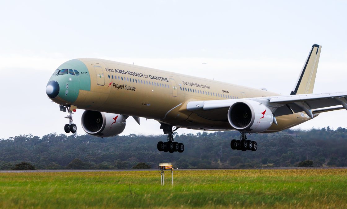 Самолетът на Qantas каца в Австралия след 19-часов непрекъснат тестов полет от Франция