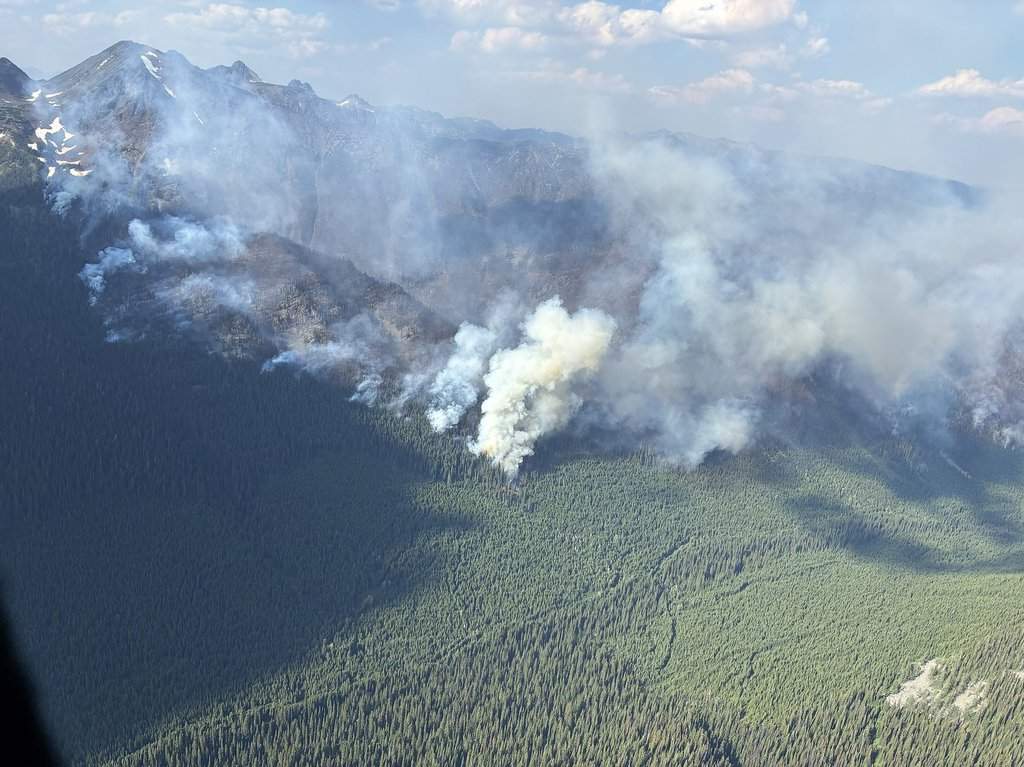 Fire crews work on containment lines between out-of-control blaze and Kimberley, B.C.