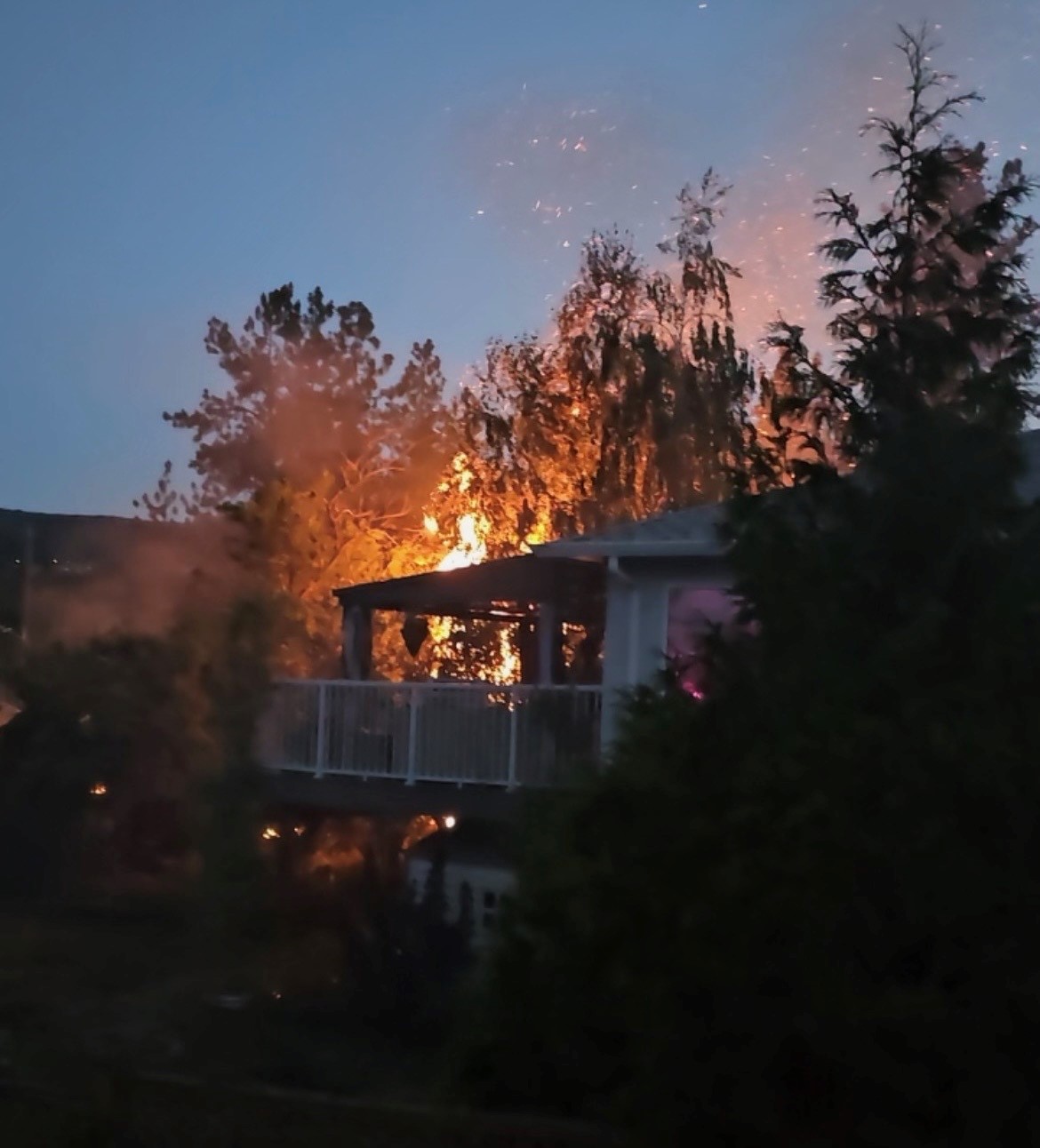 Подозрителни пожари в Западна Келоуна разтърсиха жителите, докато RCMP разследва