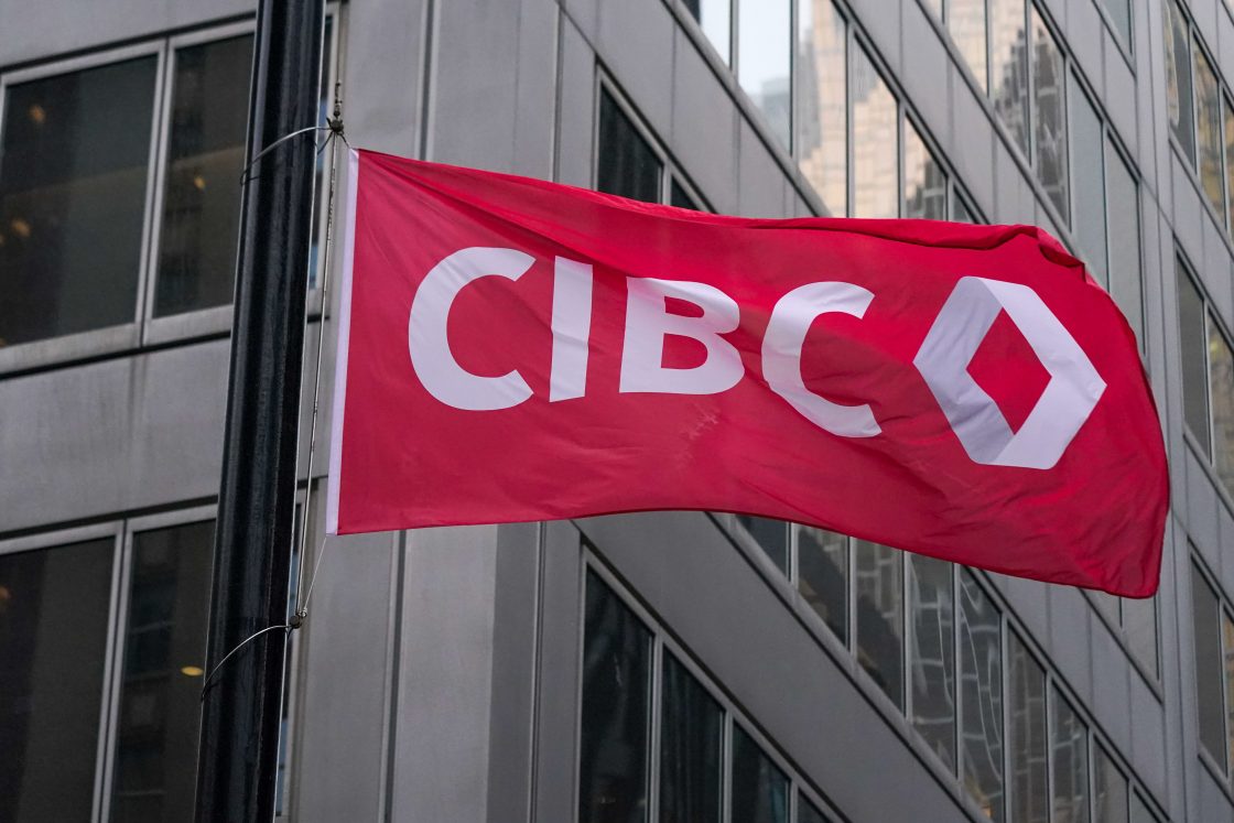 CIBC се съгласява с предложеното споразумение за колективен иск относно таксите за NSF