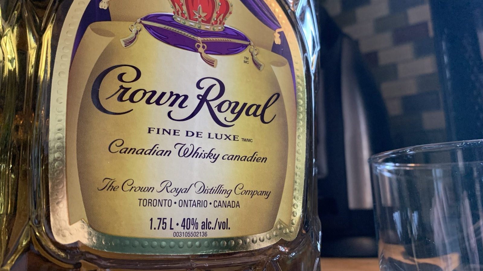 Компанията, която стои зад уискито Crown Royal, подписва сделка за продажбата на завода за бутилиране в Онтарио