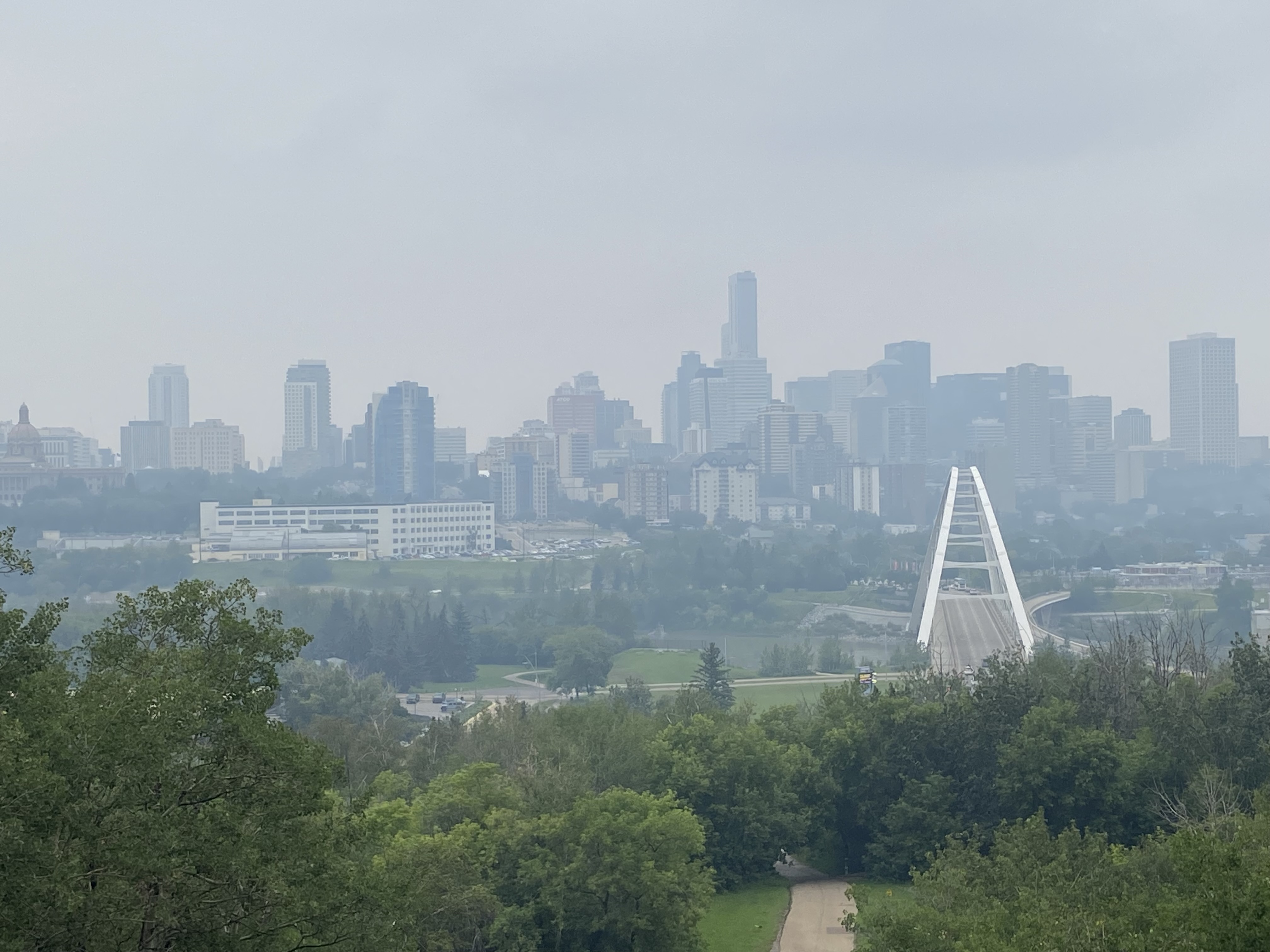 Edmonton organizations watch out for seniors during hot, smoky conditions