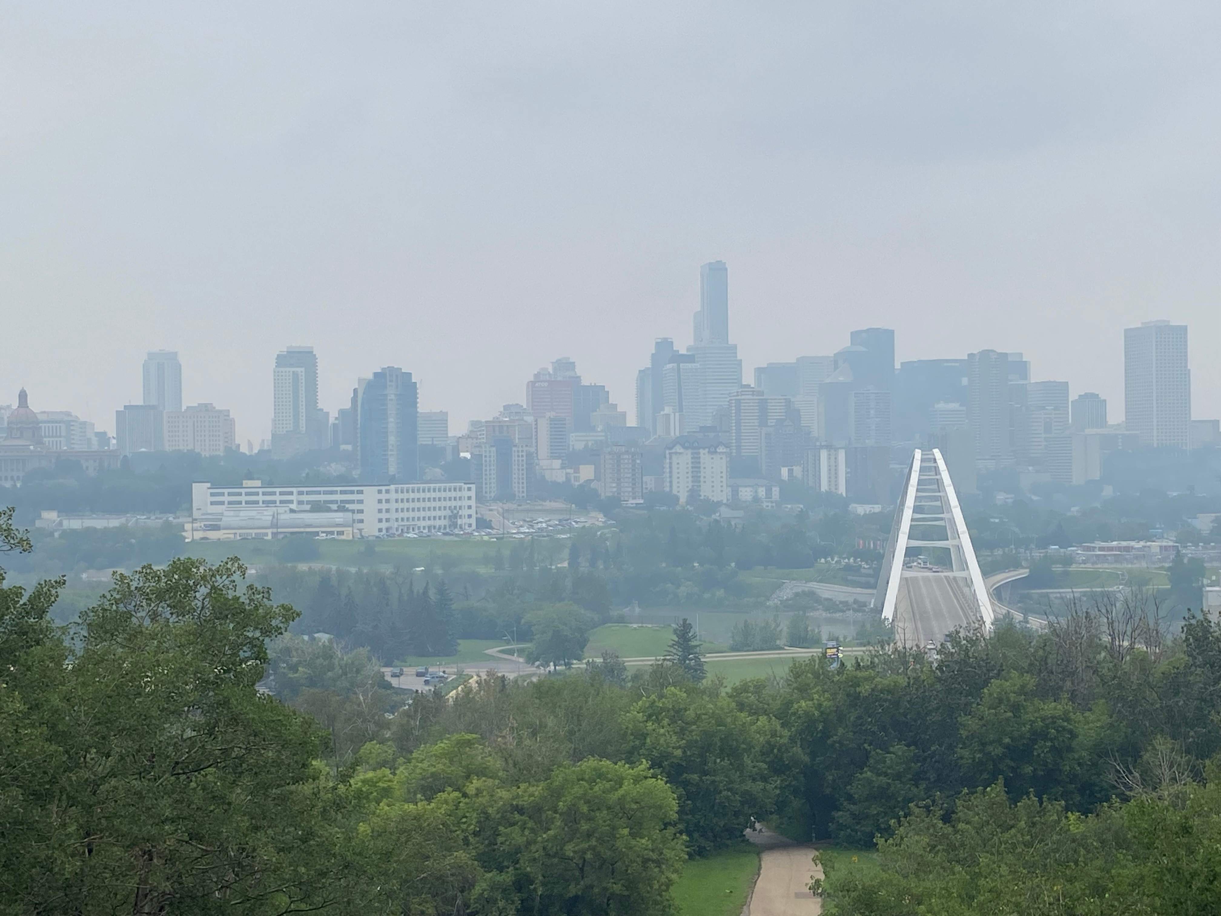 Edmonton organizations watch out for seniors during hot, smoky conditions