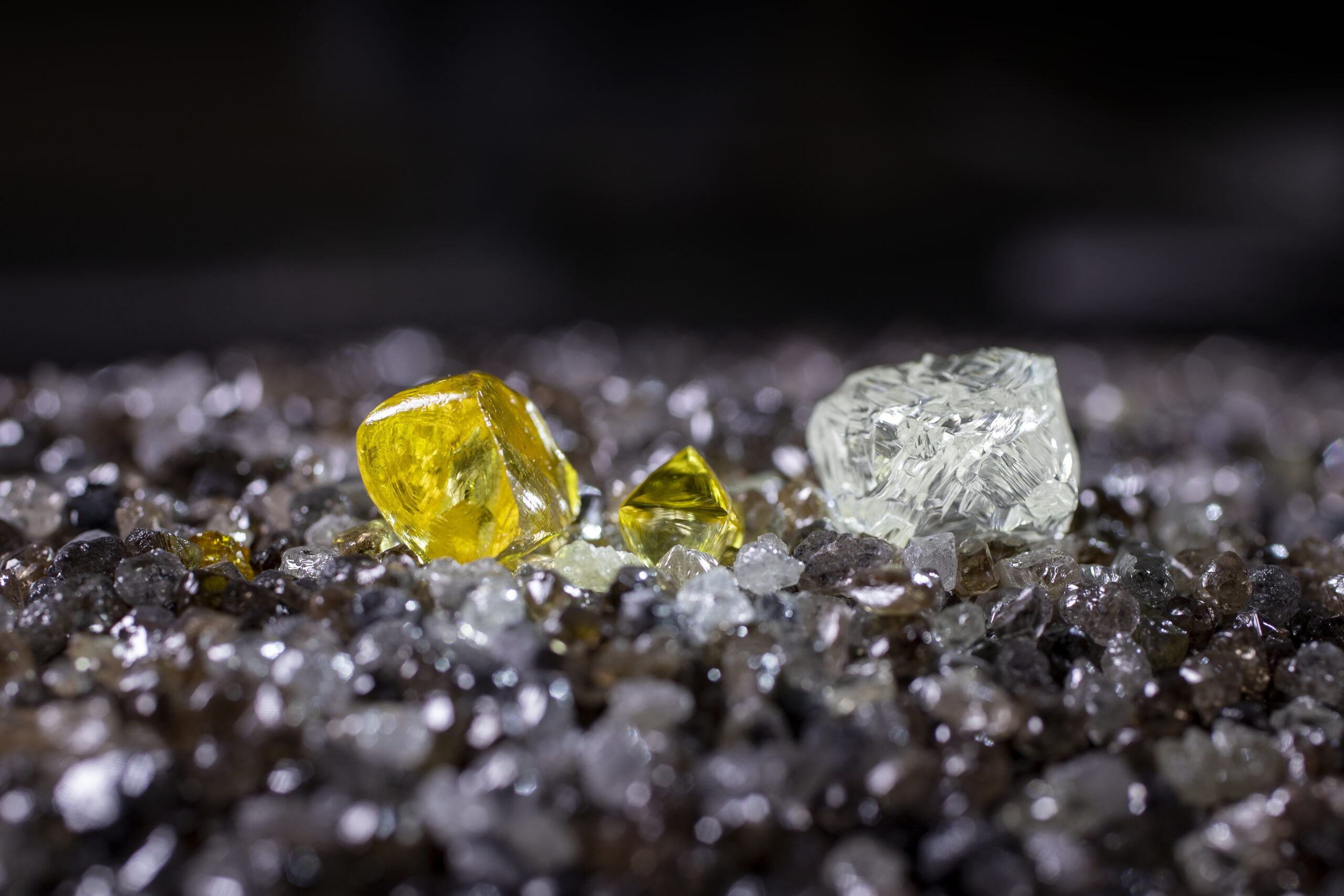 Работните места висят на косъм като диамантената мина Ekati в N.W.T. затваряне рано