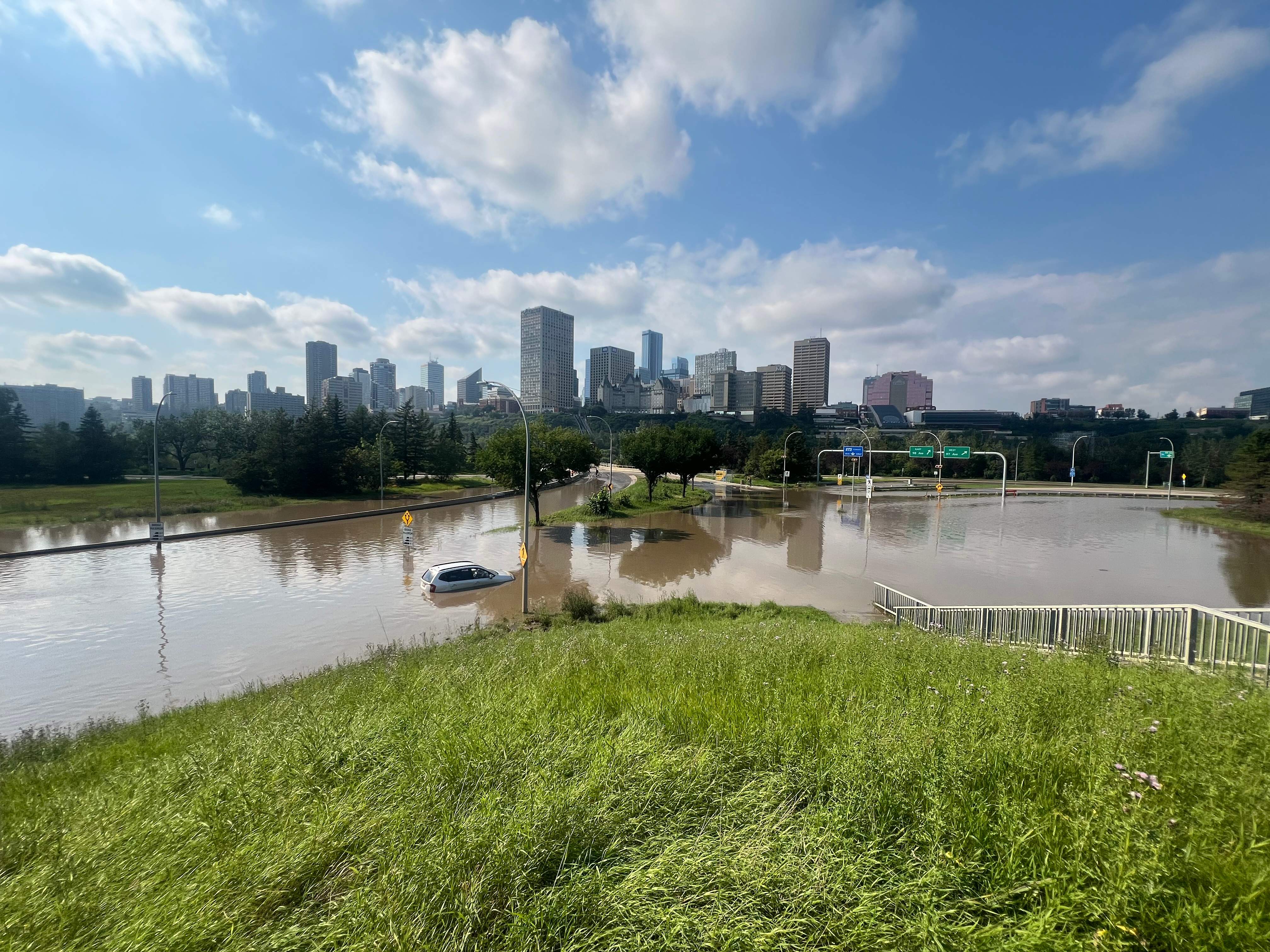 Monday thunderstorm floods roads , halts traffic and transit across Edmonton